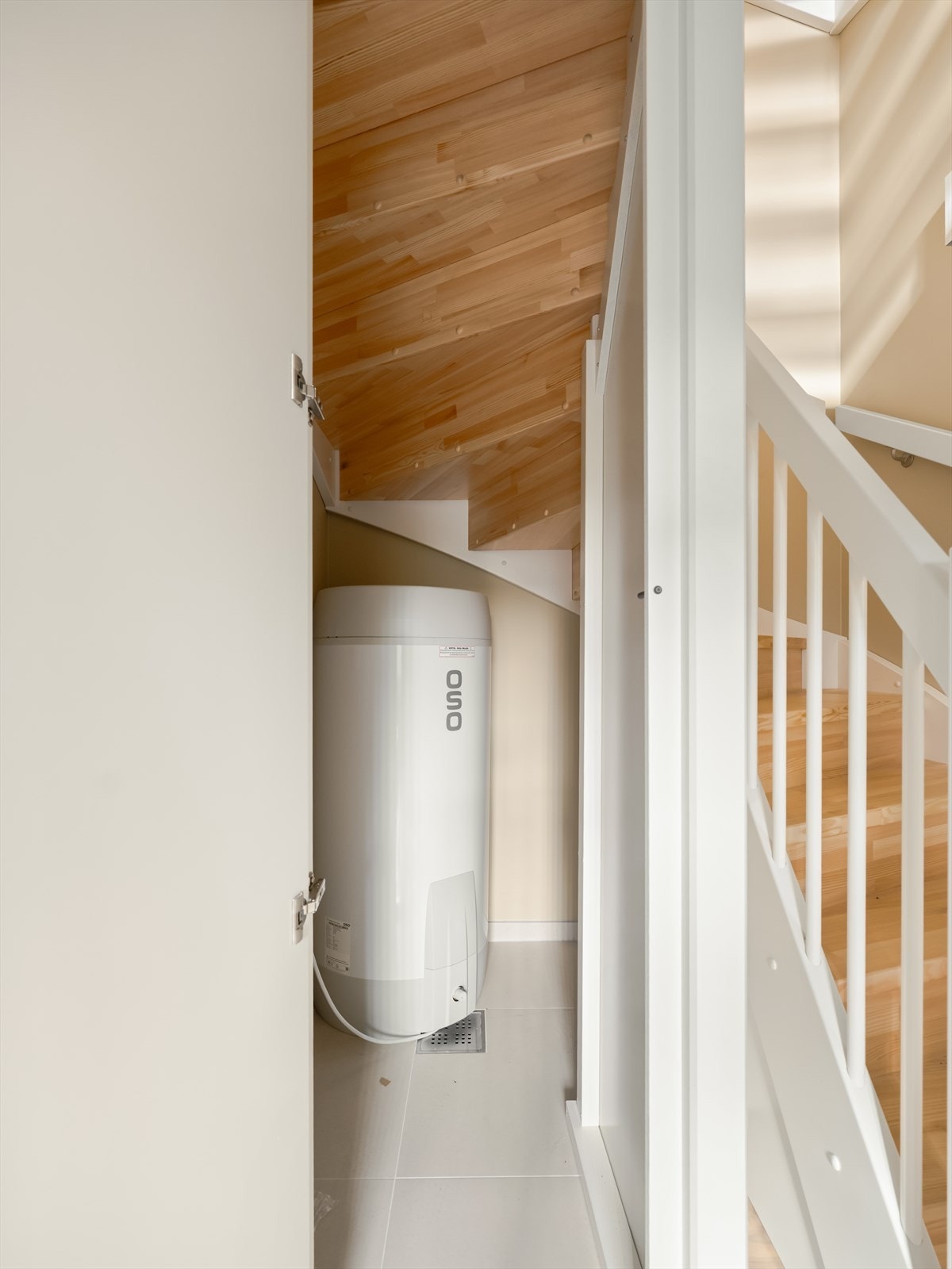 Praktisk bod plassert under trappen. Galleribilde