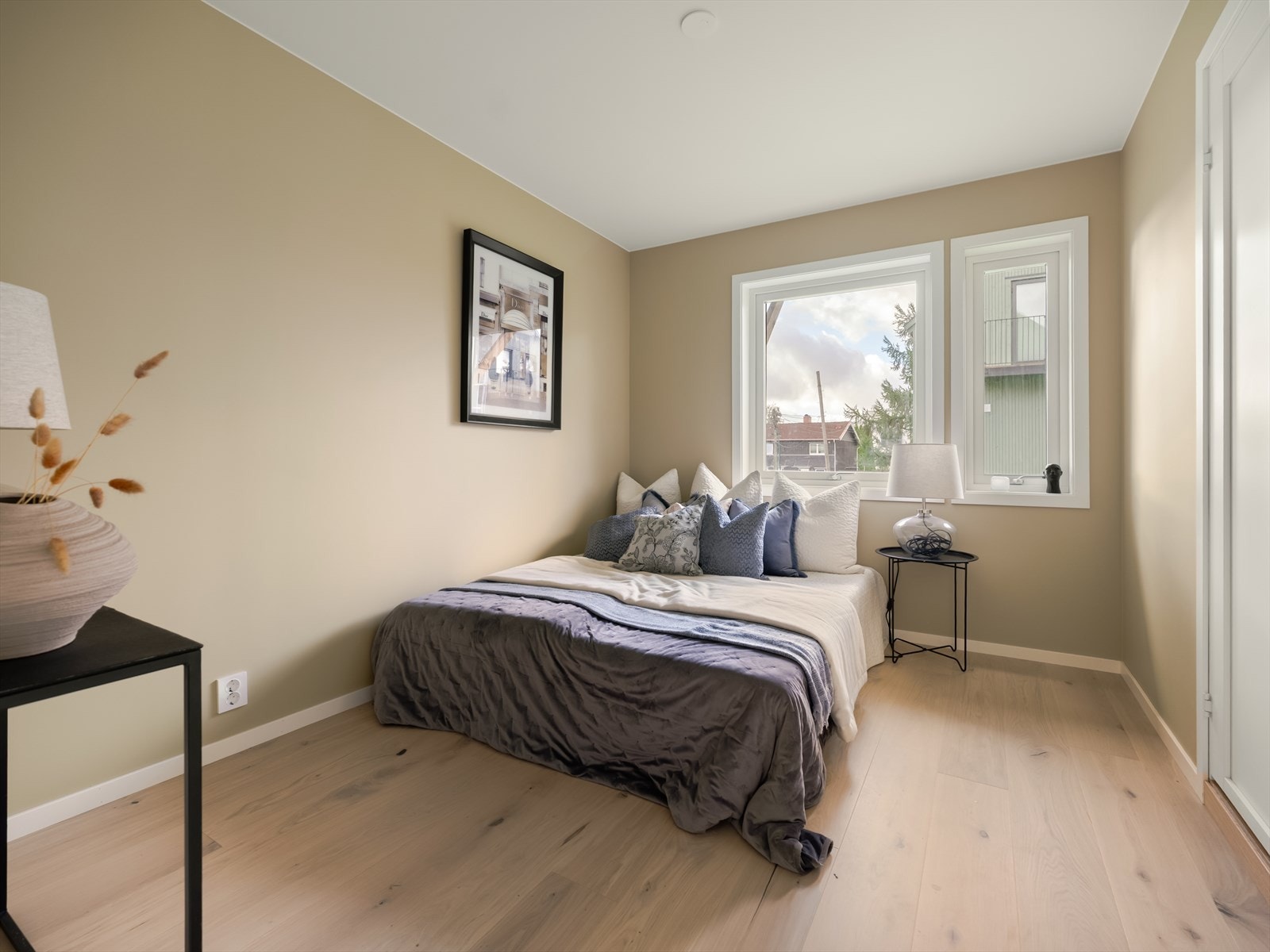 Dette lyse og trivelige soverommet ligger praktisk plassert i boligens hovedetasje, og har et fredelig og lunt uttrykk. Galleribilde