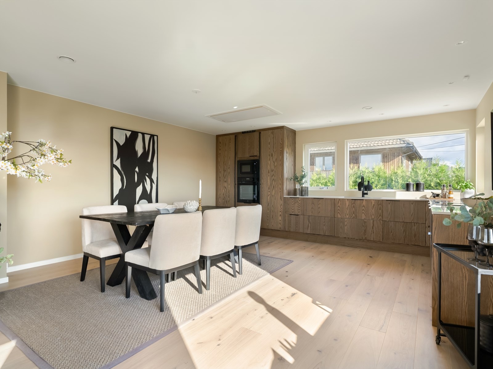 Rommet imponerer virkelig med sin åpne og innbydende atmosfære. Galleribilde