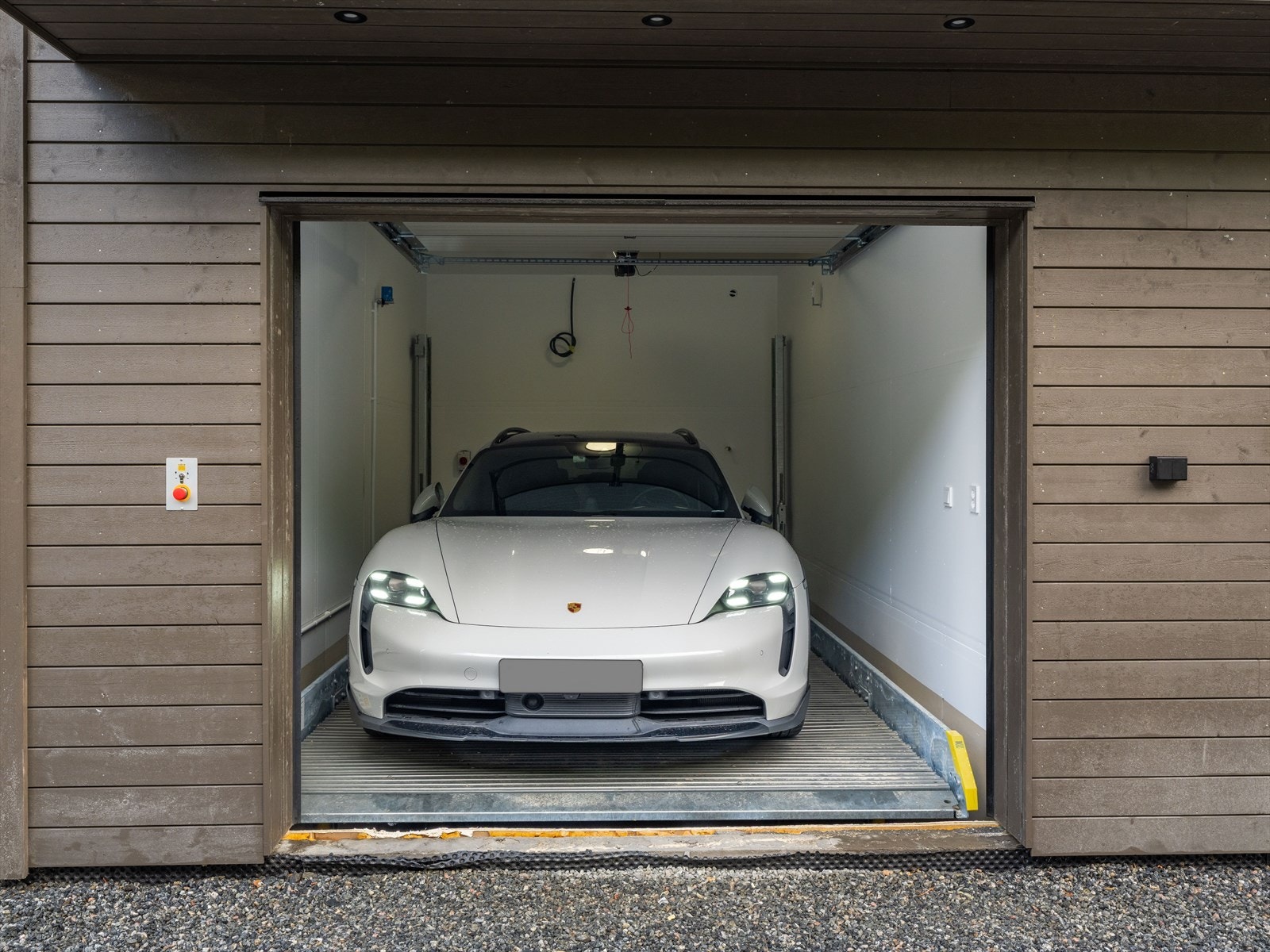 Parkering i egen integrert garasje med bilheis. Galleribilde