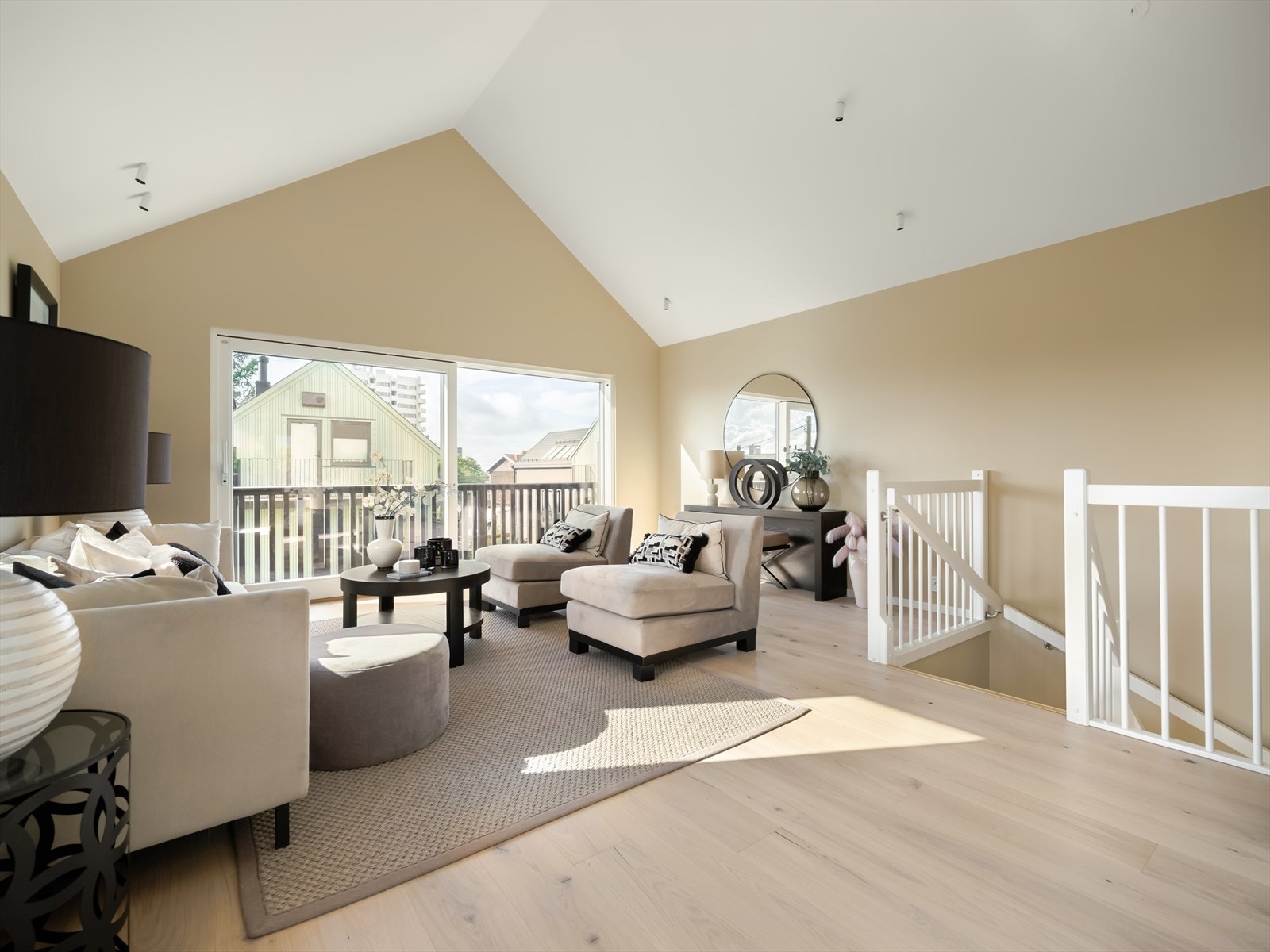 Store vindusflater slipper inn rikelig med dagslys og skaper en lys og luftig romfølelse, mens skråtaket gir rommet en ekstra dimensjon og god takhøyde. Galleribilde