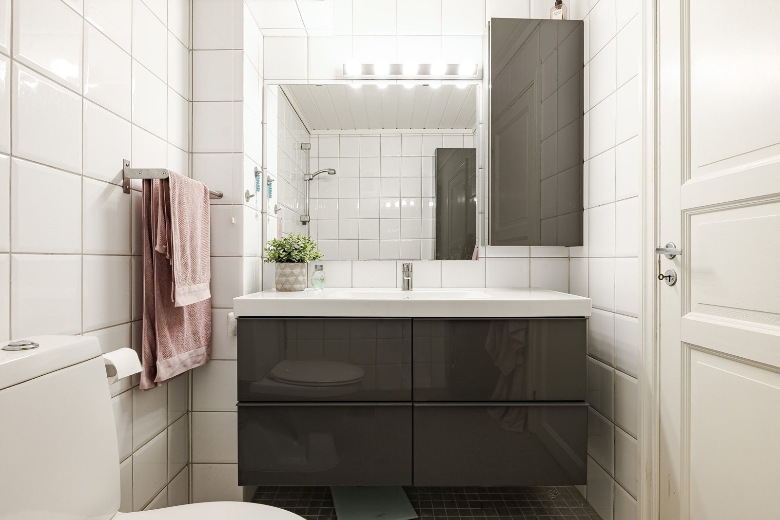 Godt med oppbevaringsplass i servantskap Galleribilde