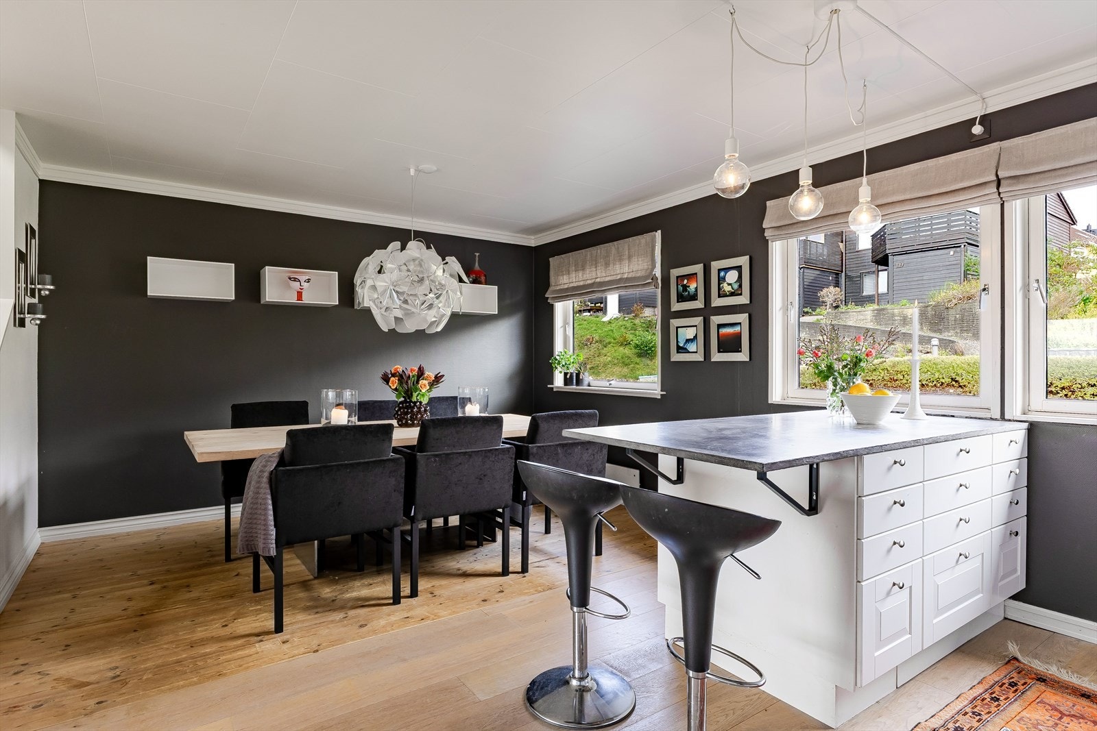 Kjøkkenet har god plass til spisestue Galleribilde
