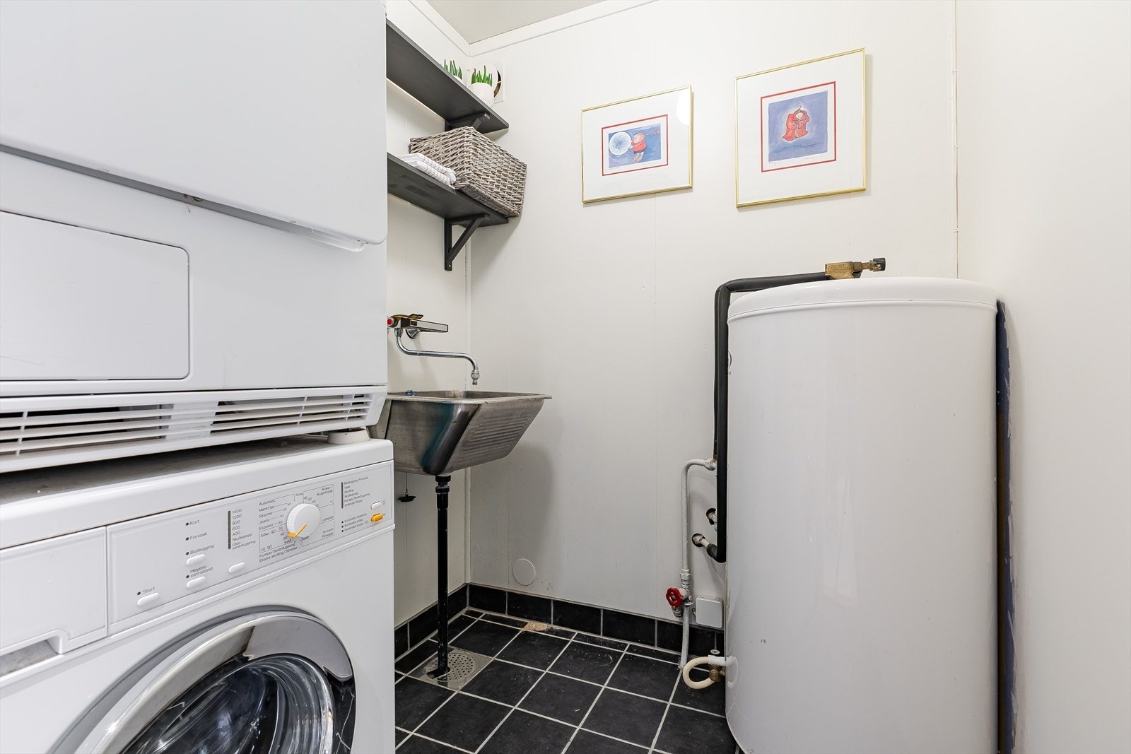 Vaskerom med utslagsvask og varmtvannsbereder. Opplegg for vaskemaskin og tørketrommel. Galleribilde