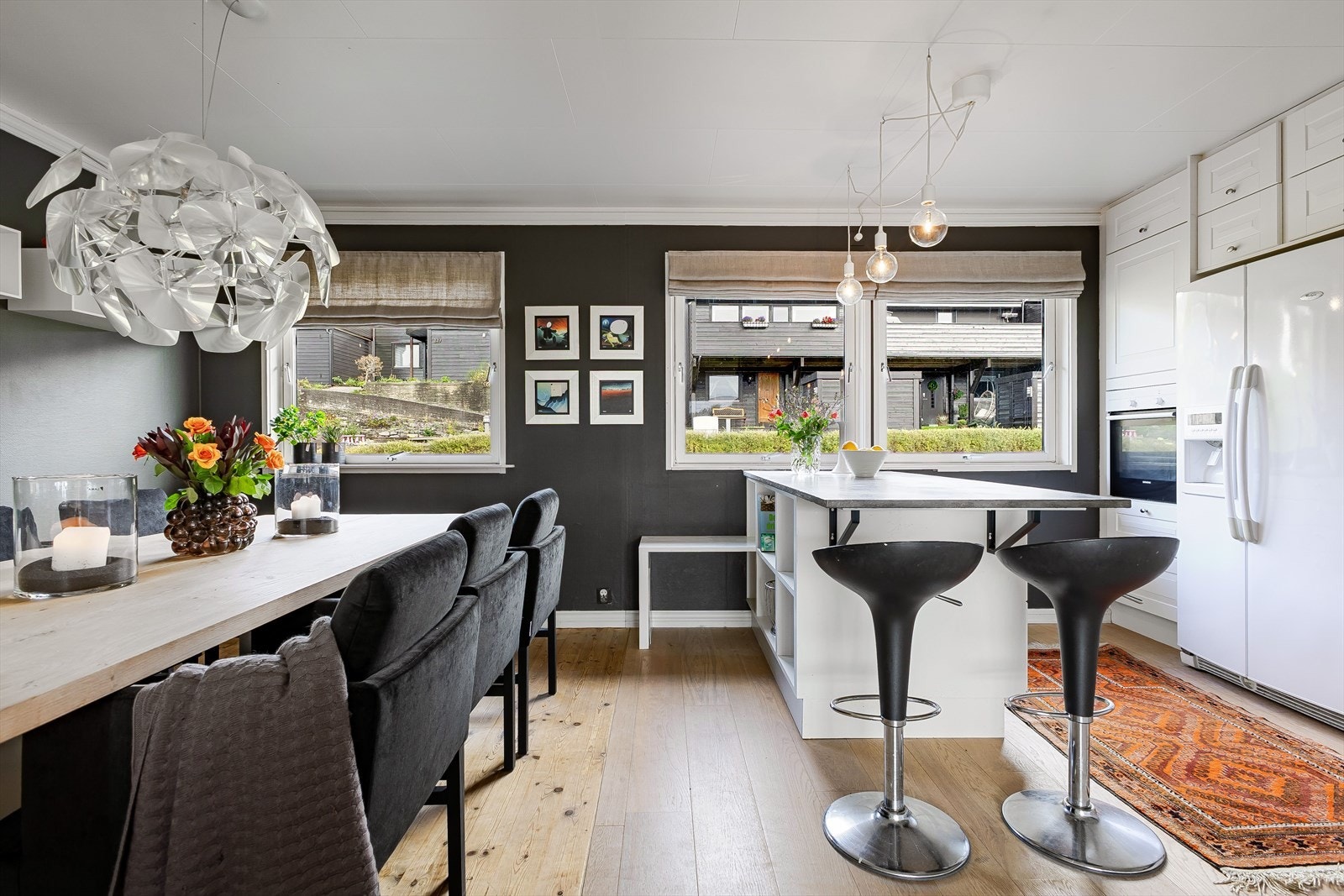 Innholdsrikt kjøkken med godt med skap- og benkeplass Galleribilde