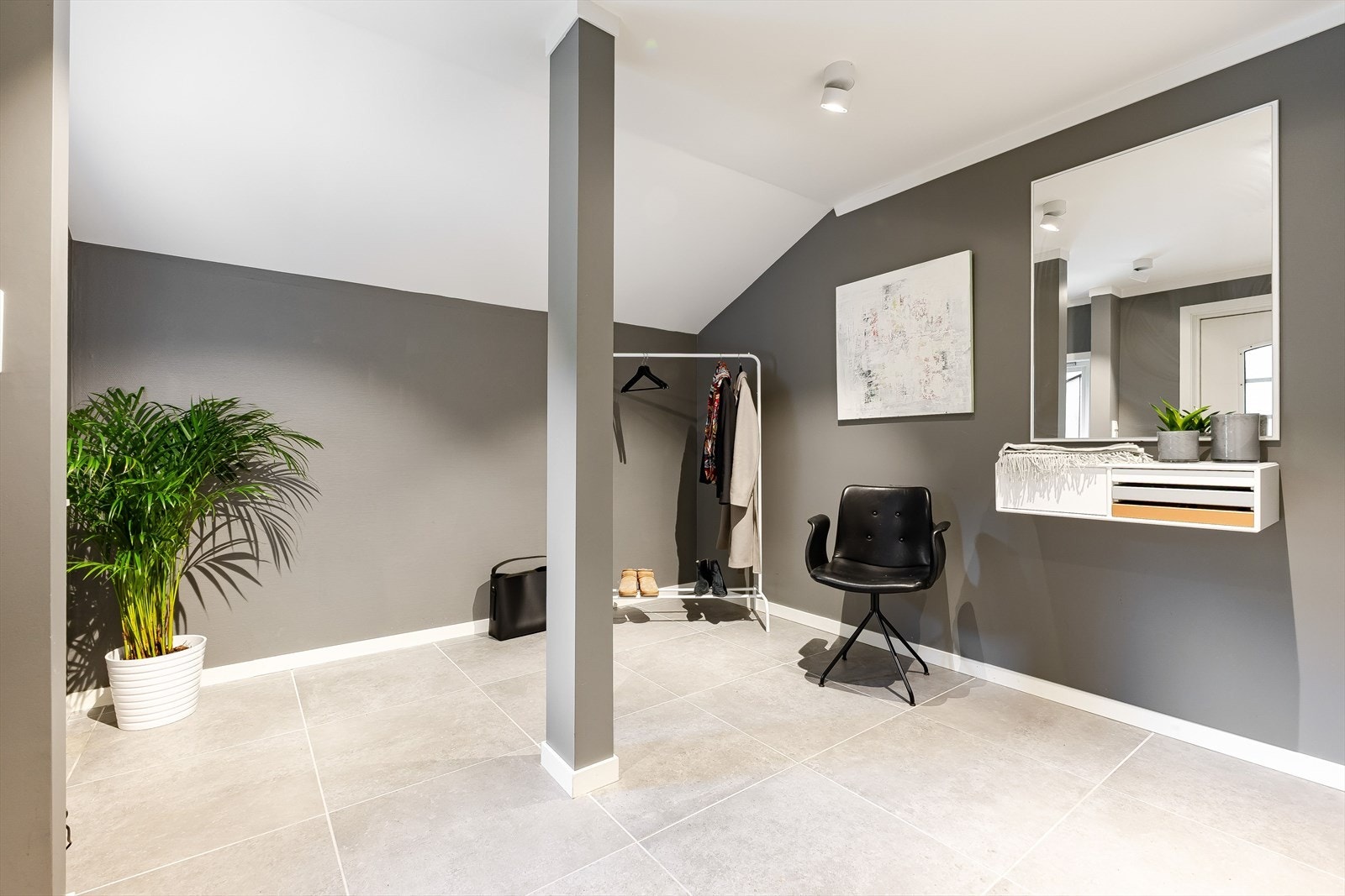 Lekker og romslig entrè/gang Galleribilde