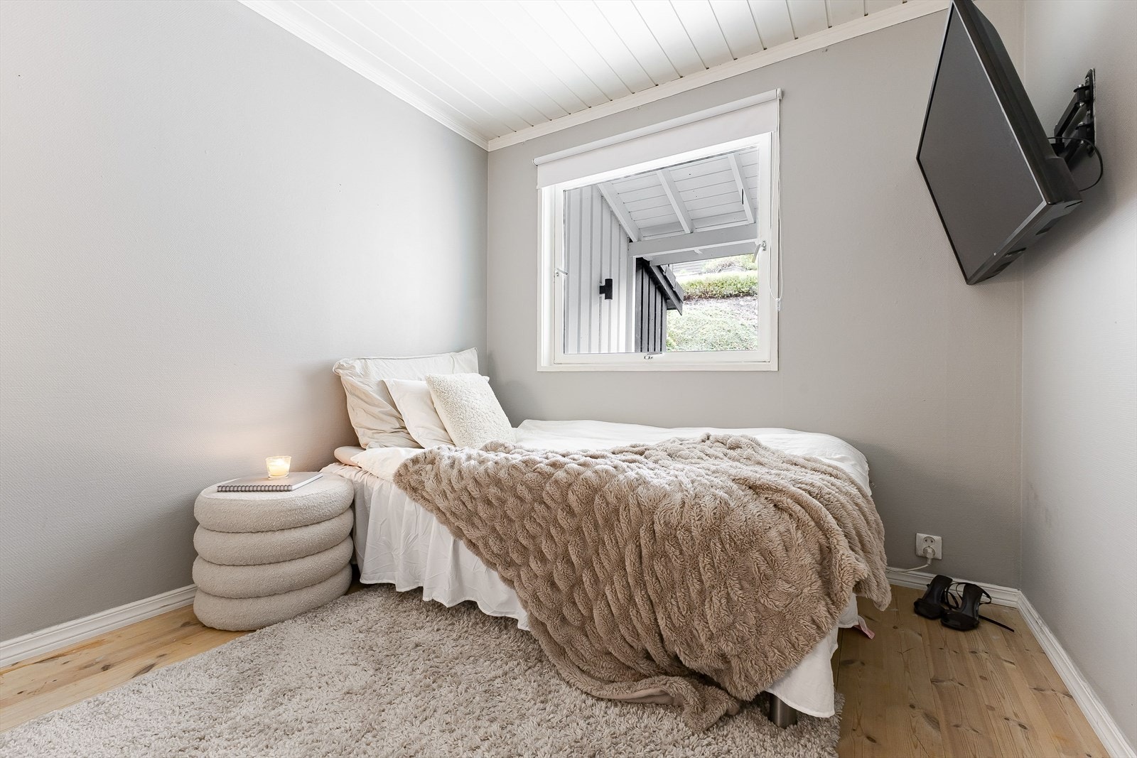 Pent gulv og lyse farger på veggene Galleribilde