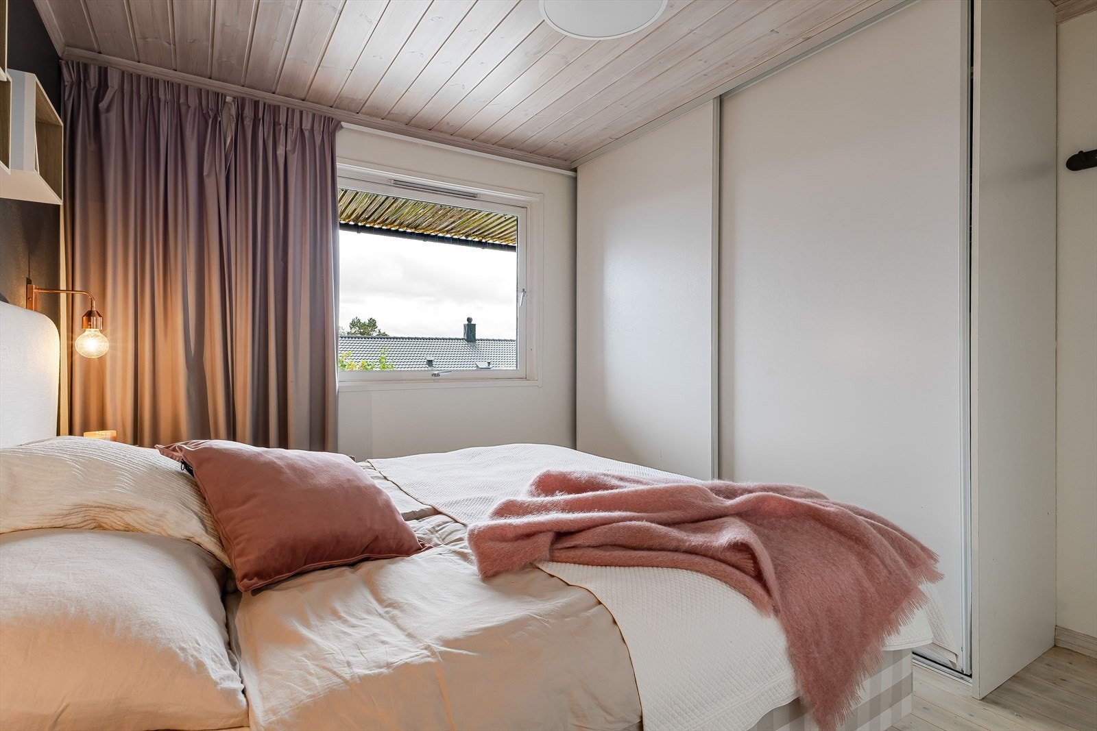 Soverom med skyedørsgarderobe Galleribilde