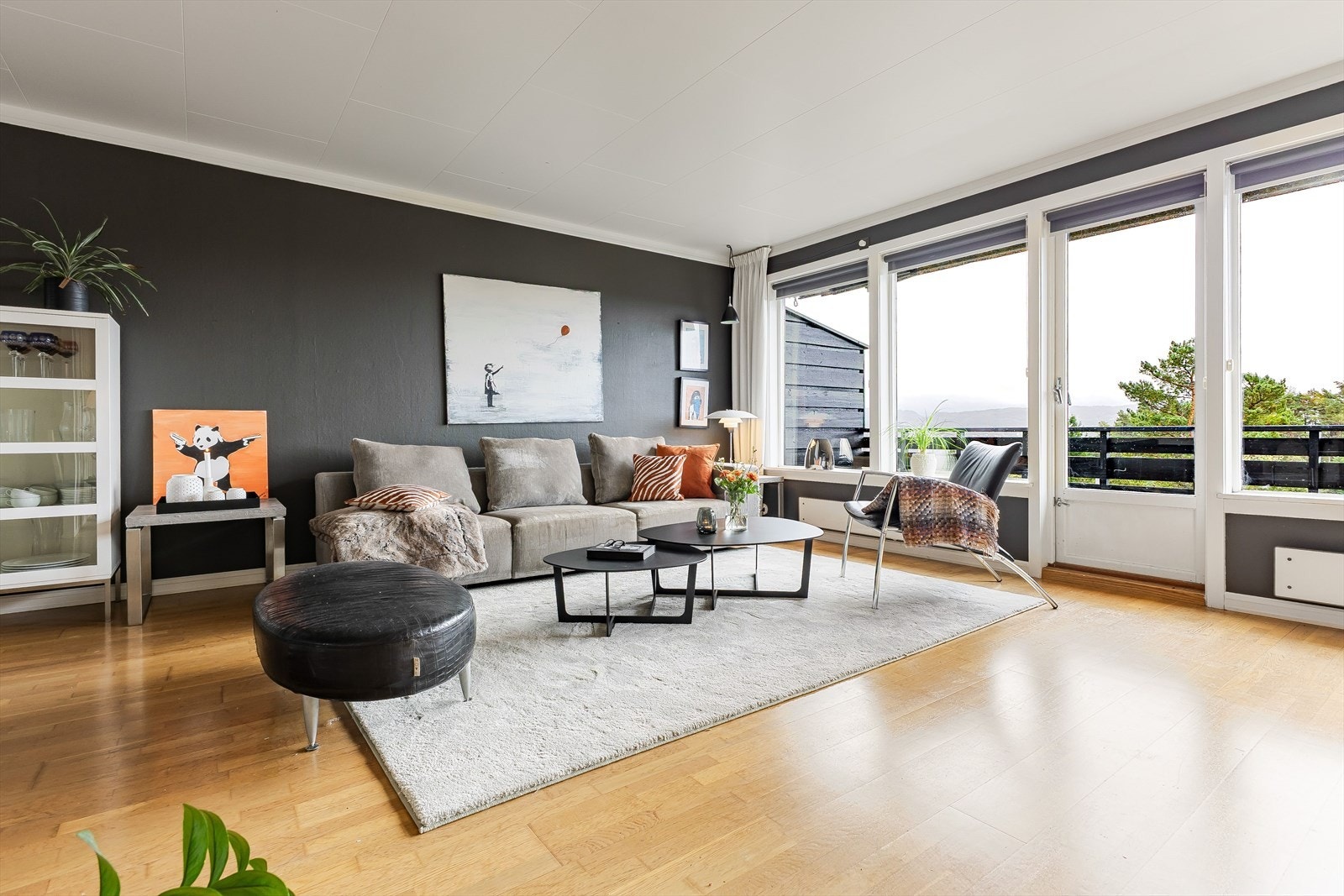 Stor stue med godt med lysinnslipp Galleribilde