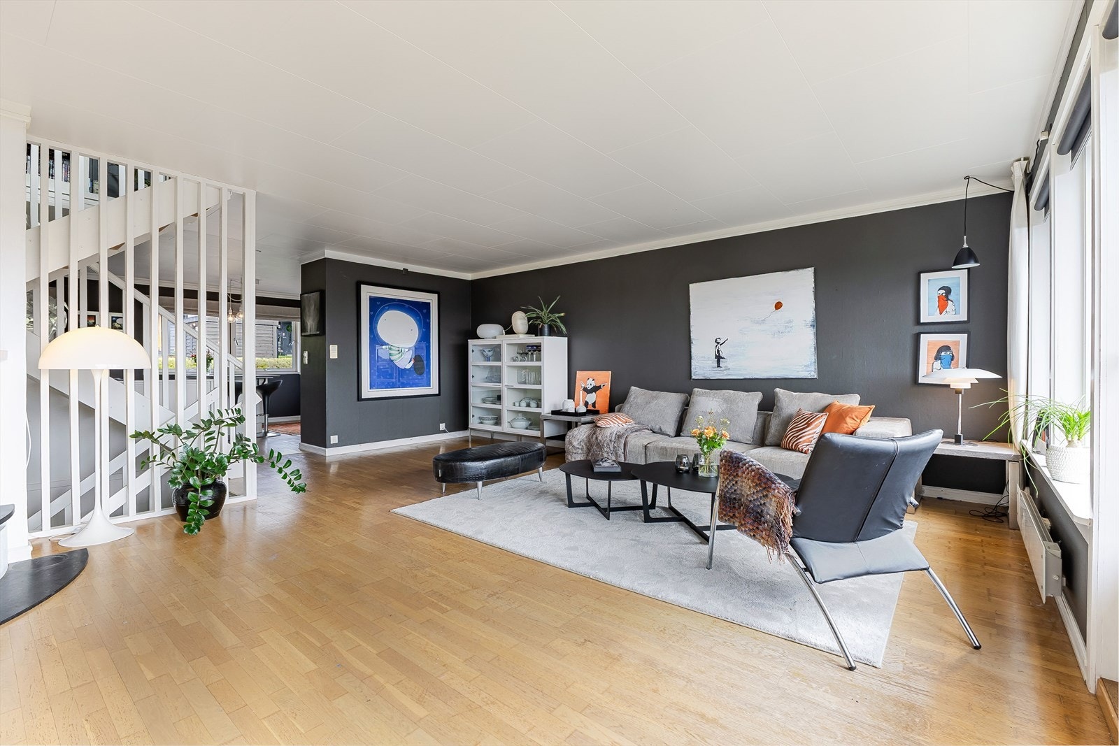 Stuen har en fin utforming som gjør det enkelt å møblere i forskjellige soner Galleribilde