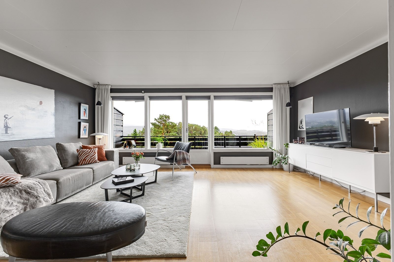 Romslig stue hvor du kan nyte utsikten Galleribilde