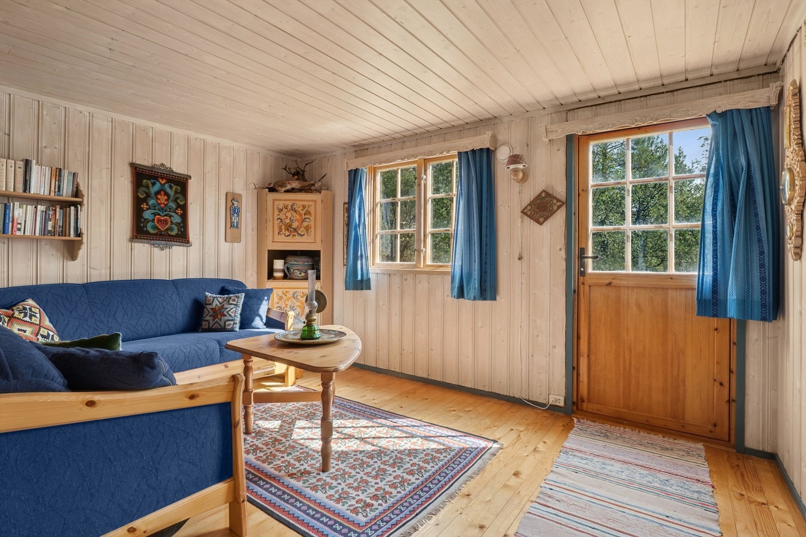 Hytta har 2 separate stuer med god plass til mange mennesker, eller dyr. Galleribilde