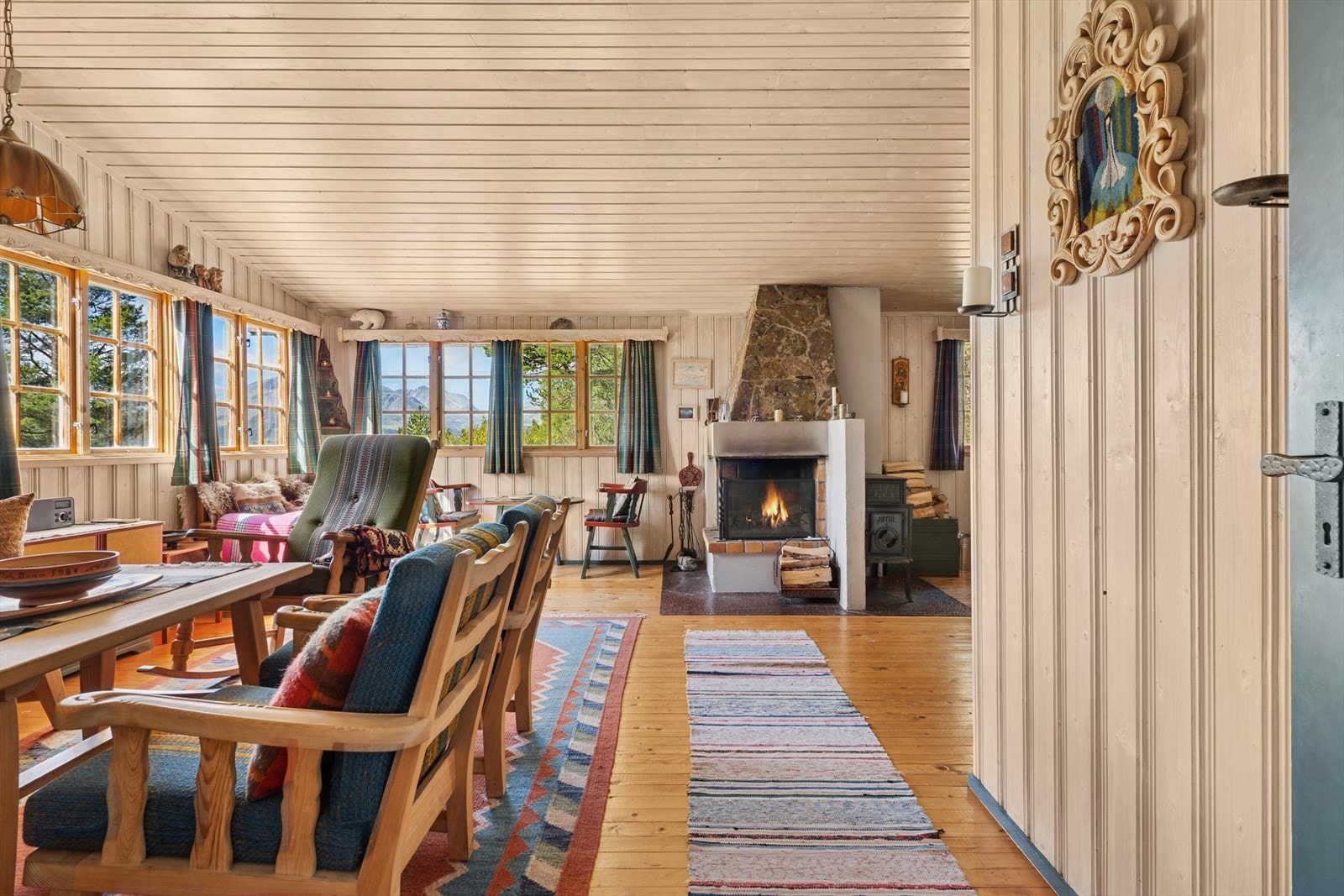 Stuen med sosiale soner har utsikt nordover mot Rondane. Galleribilde