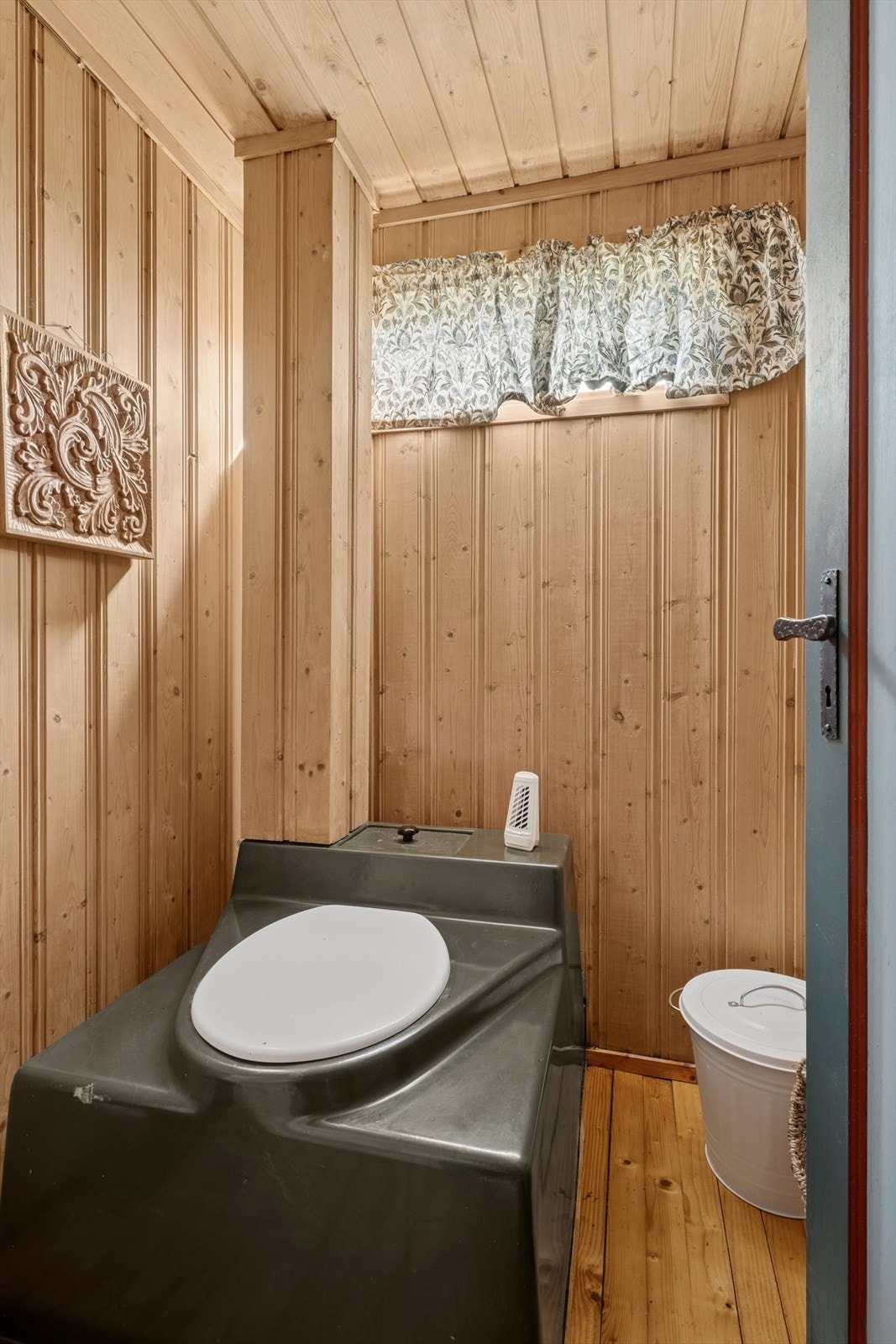 Toalettrom med innvendig mulldo. Galleribilde