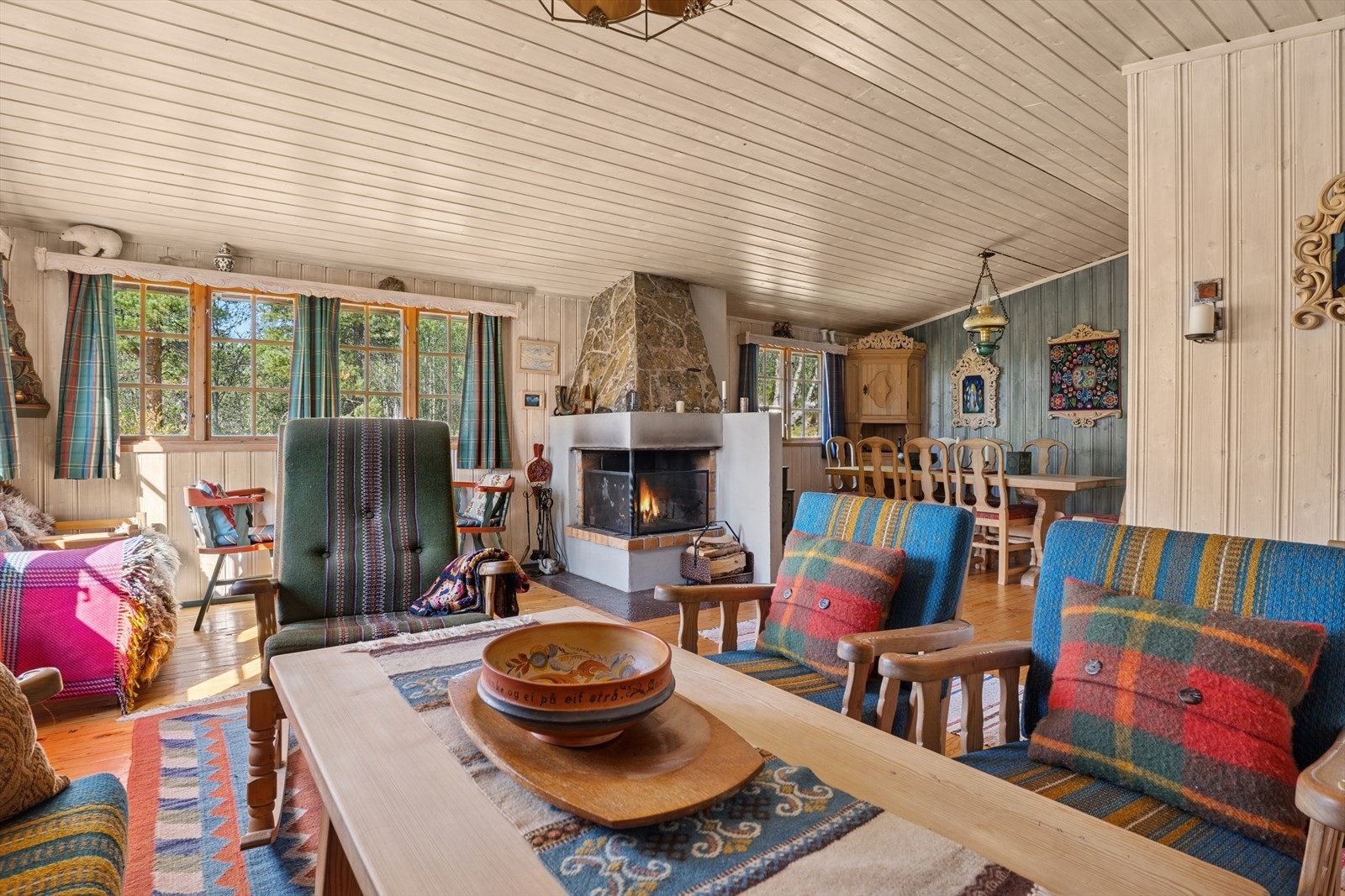 Stuen sammenføyes med spisestue og videre inn mot kjøkken. Galleribilde