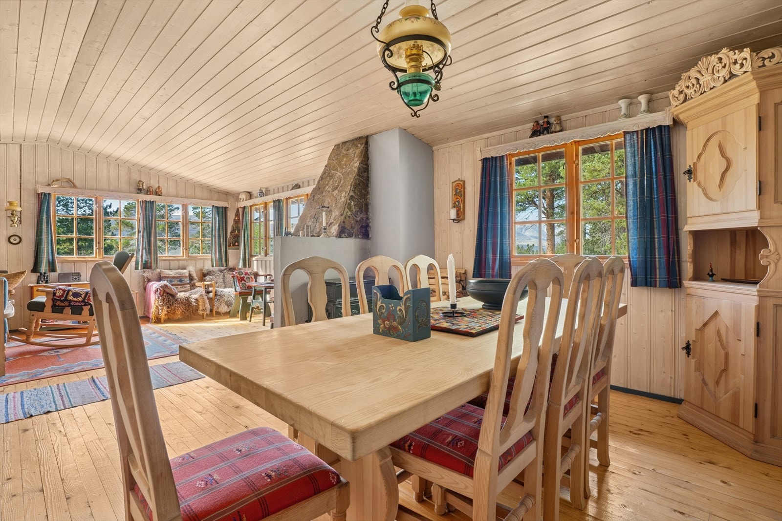 Engen sone for spisebord med plass til storfamilien- eller vennegjengen. Galleribilde