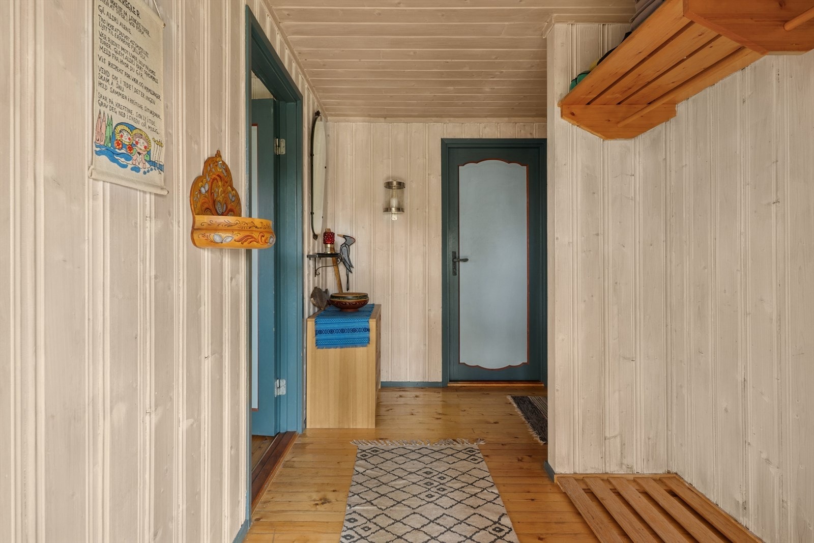 Inngangsparti med rikelig av plass til å henge fra seg yttertøy og utesko. Galleribilde