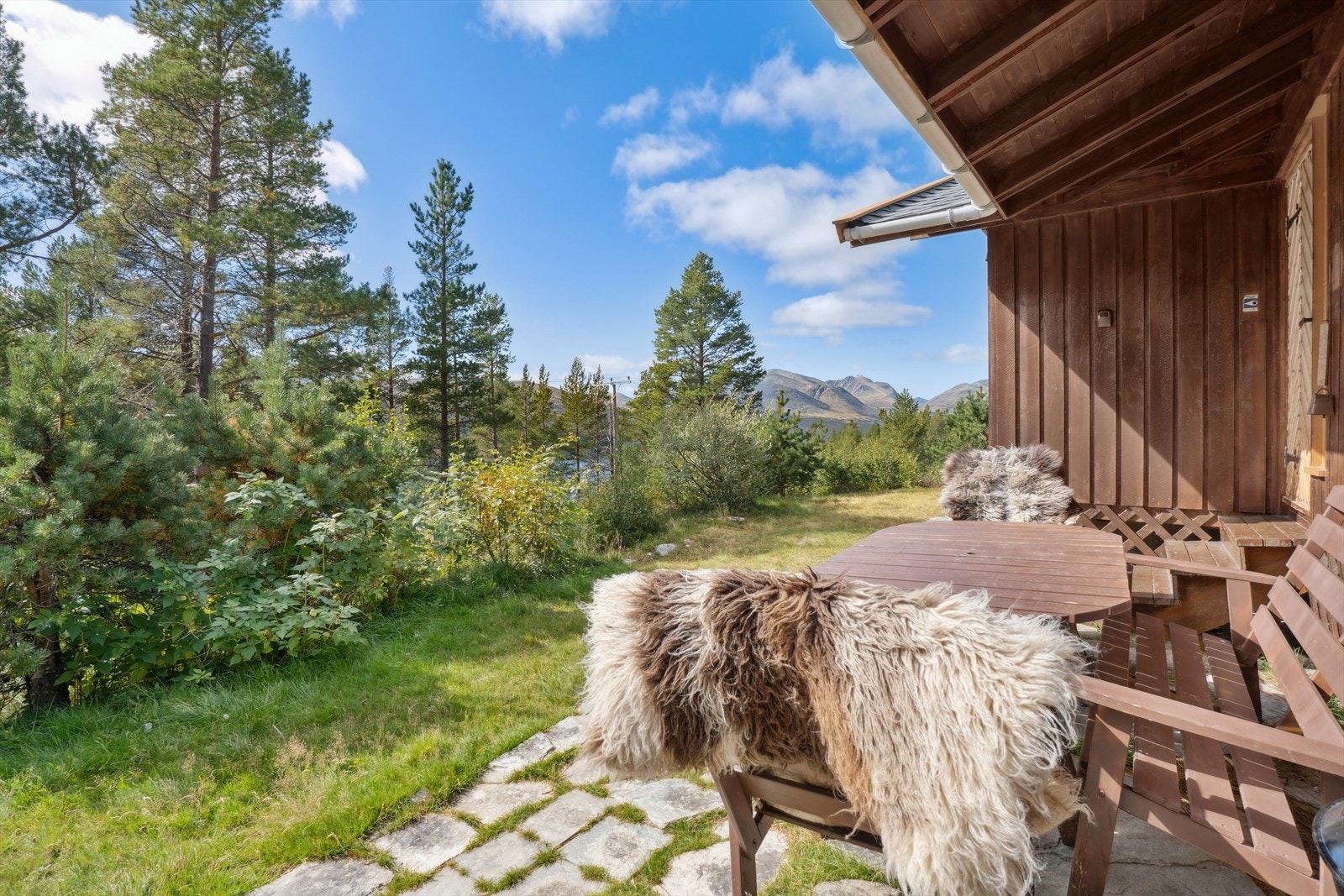 Hytta har ulike uteområder hvor man store deler av dagen har gode solforhold. Galleribilde