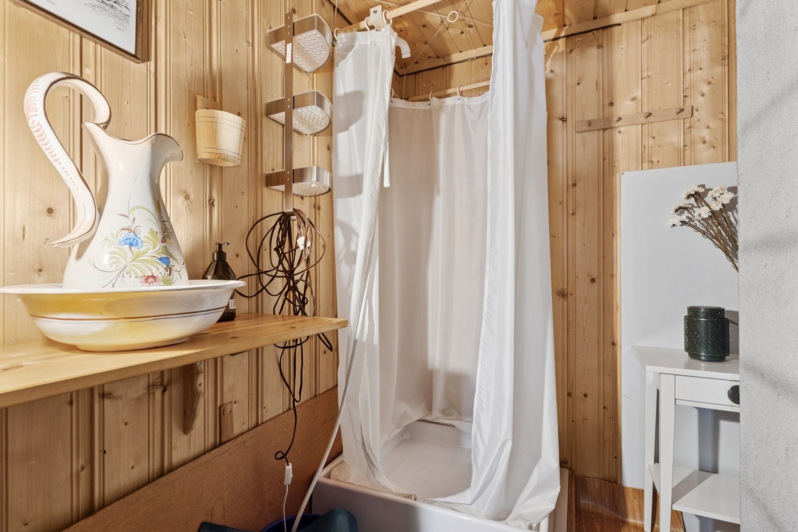 Baderom med pumpedusj. Galleribilde