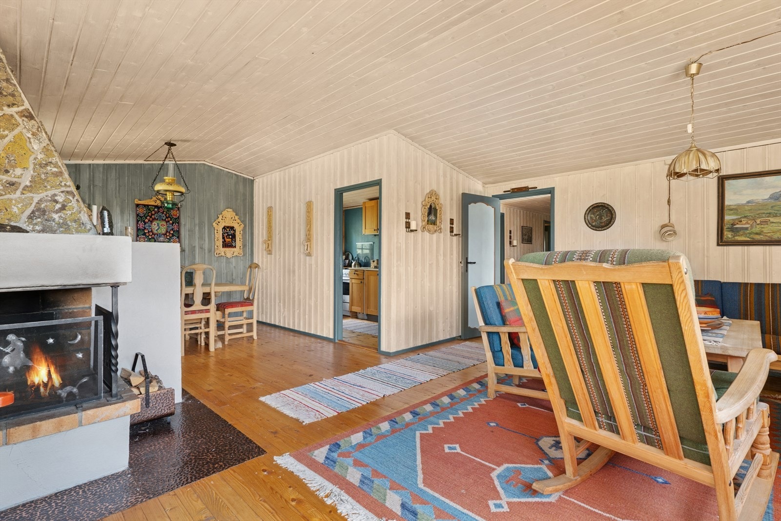 Oppvarming skjer i all hovedsak ved hjelp av vedfyring i peis/ilsted, og bidrar til hyttekosen. Galleribilde
