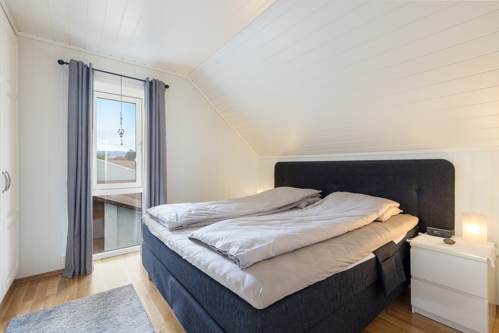 Leilighetene har to soverom, hvor begge har plassbygget garderobeskap for klesbeholdningen. Galleribilde