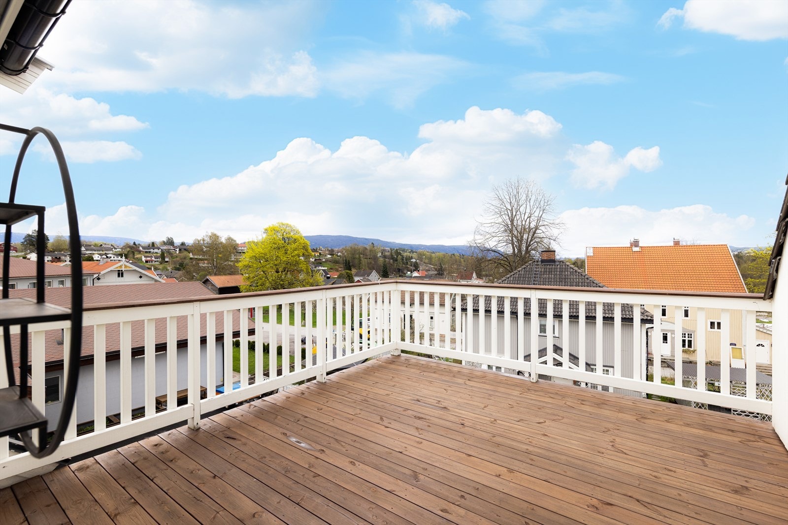 Her er det flott utsikt over nærområdene, et nydelig sted å nyte sommersolen i fred og ro. Galleribilde