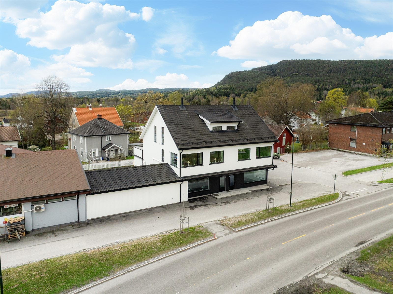 Gvarvgata 47A er en meget spennende og innholdsrik kombinasjonseiendom med mange muligheter! Galleribilde