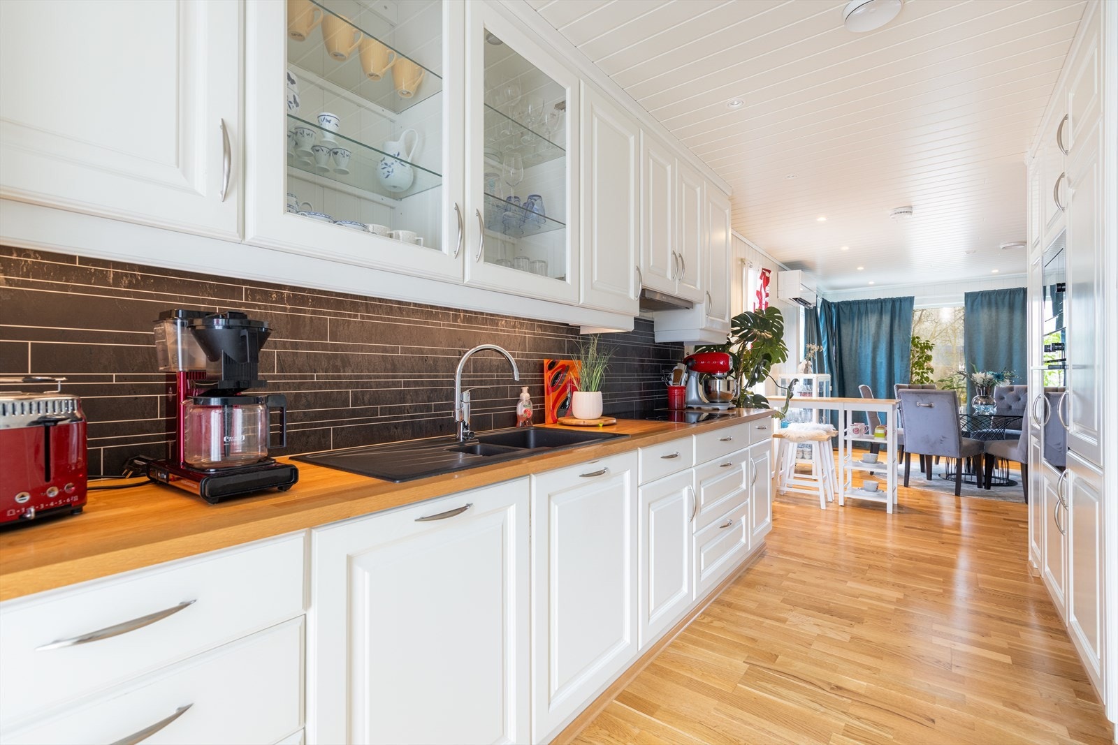 Det er integrerte hvitevarer, og meget god skap- og benkeplass på begge sider av rommet. Galleribilde