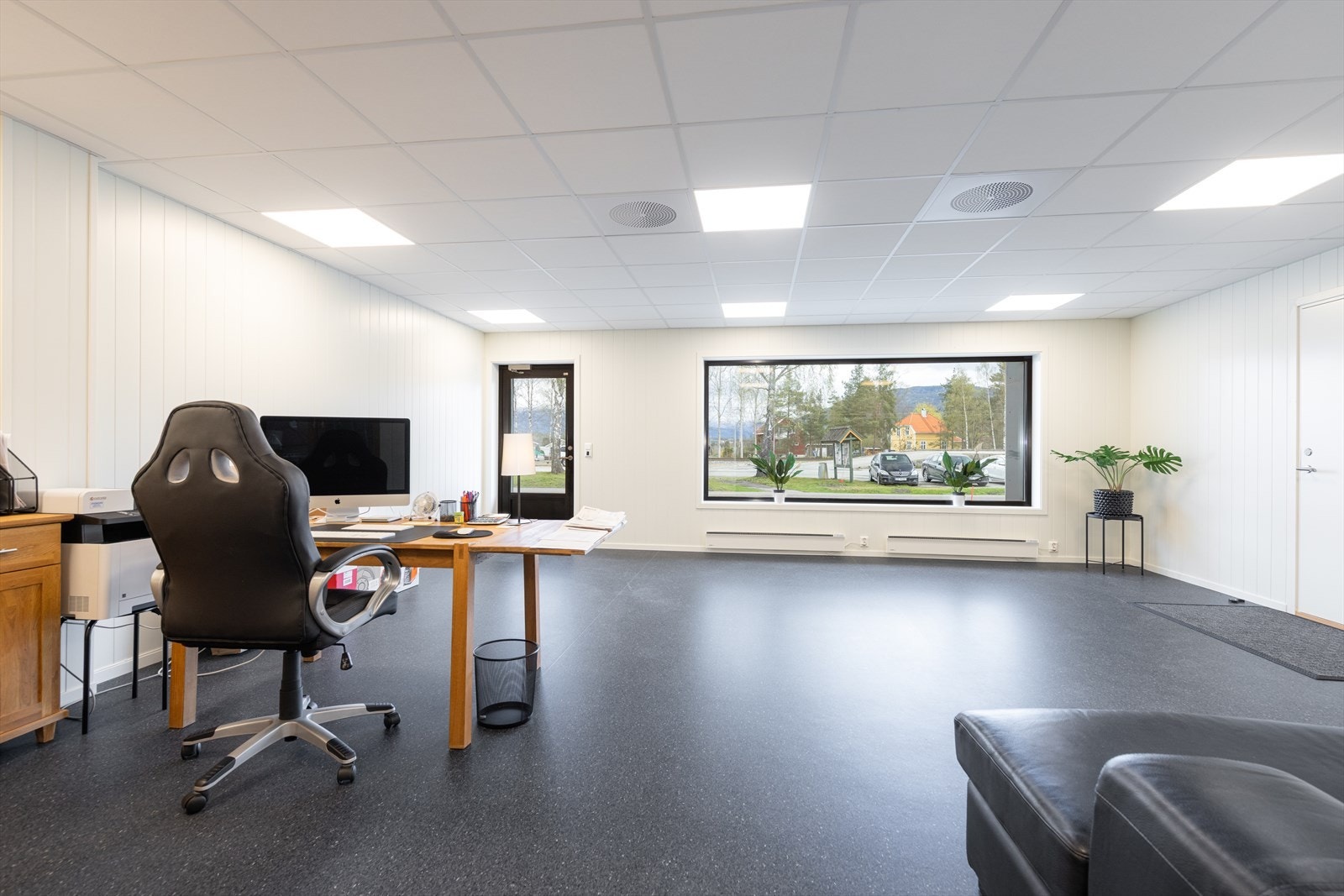 Det er uttak for vann og avløp perfekt for f.eks. frisørvirksomhet, og det er innlagt ventilasjon. Galleribilde