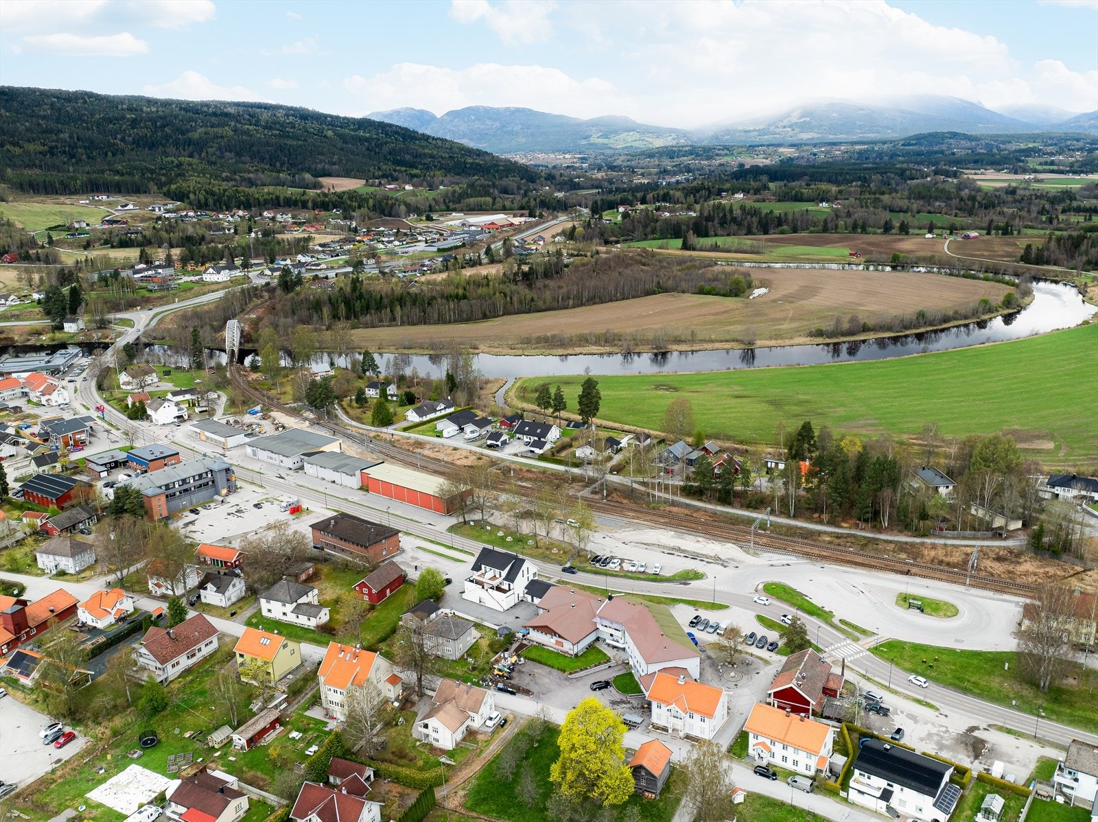 Det er bussholdeplass i nærområdet, ved Sagavoll, langs Rv. 36. For øvrig kan Gvarv tilby gode buss- og togforbindelser til Oslo, Grenland/Vestfold, Sørlandet og Vestlandet. Galleribilde