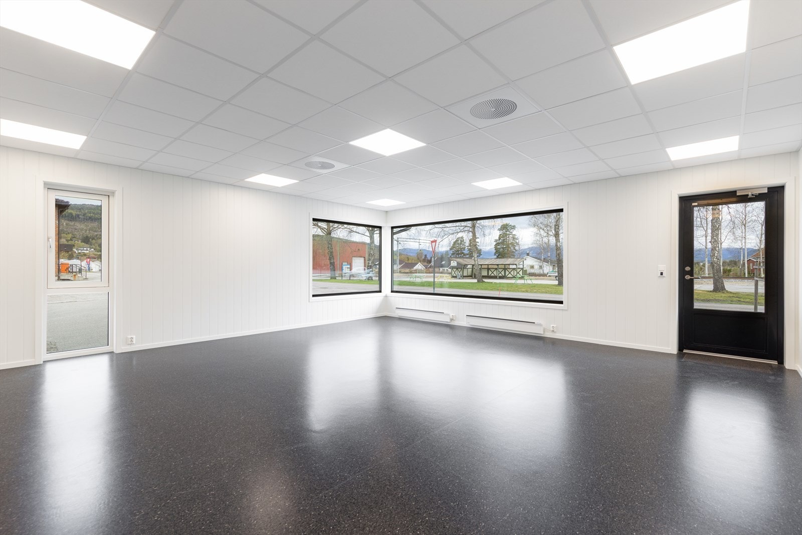 Lokalet har belegg på gulv med varme i gulvet ved inngangsdøra, og mdf på vegg. Galleribilde