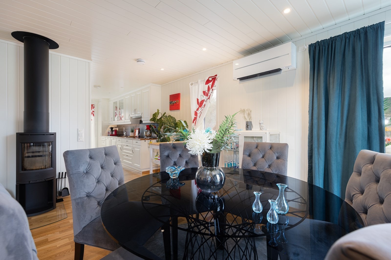 Stuen er av god størrelse med åpen løsning mot kjøkken. Galleribilde