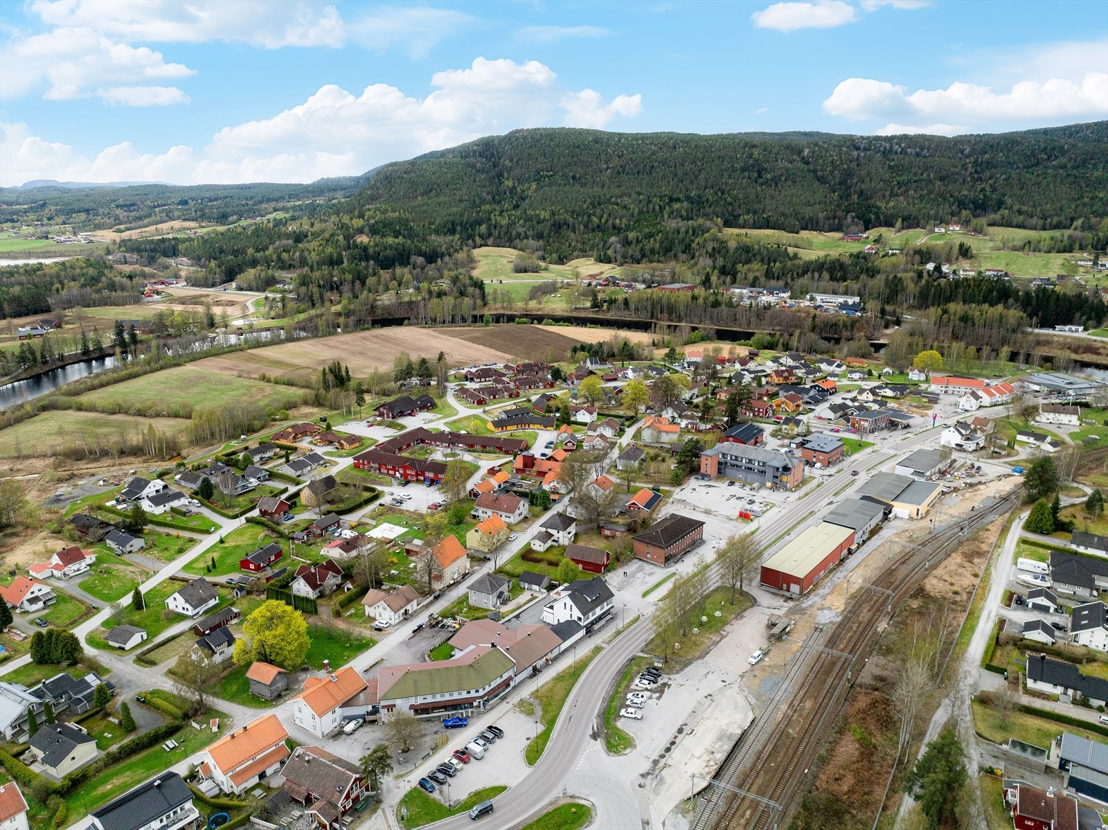 I nærområdet finnes det også flere fine tur- og rekreasjonsområder, med blant annet turstier til Ljosvatna med stier videre til Bø over Breisås og til Griseryggen. Galleribilde