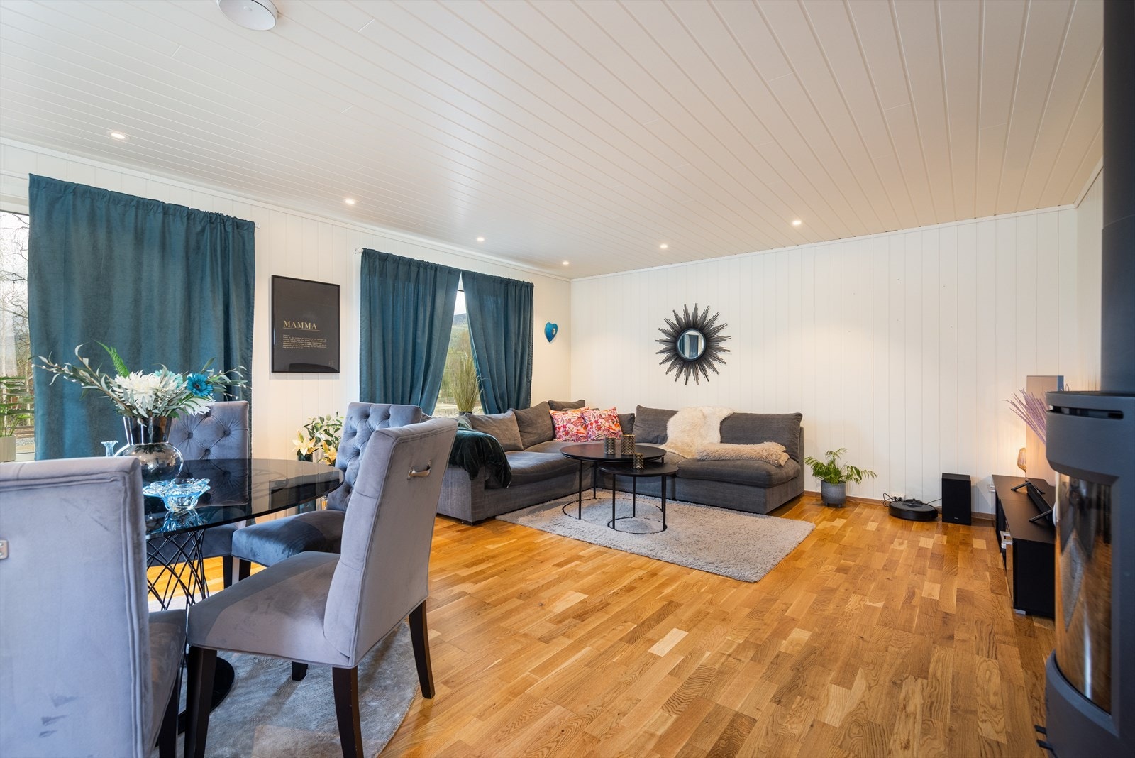 Gode vindusflater slipper rikelig med naturlig lys inn i rommet. Galleribilde