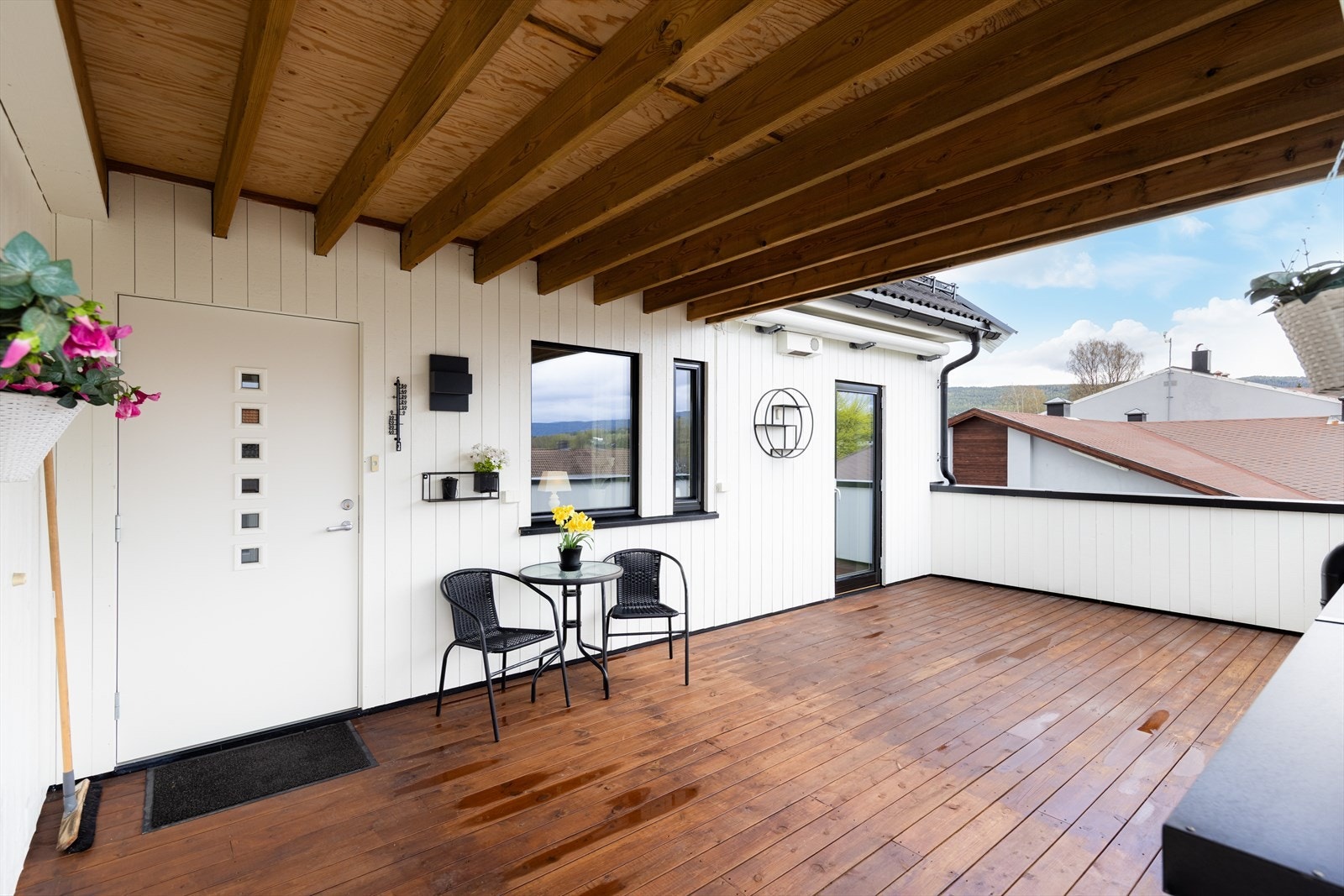 Inngangspartiet til leilighetene har overbygget og lun terrasse i form av overliggende veranda. Galleribilde