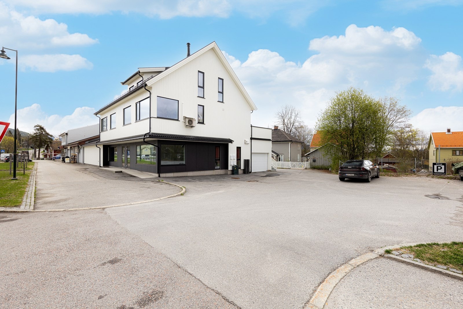 Eiendommen ligger midt i Gvarv sentrum med alle fasiliteter i nærområdet, med kort veg til barnehager og 10-årig skoletilbud ved Gvarv skole, dagligvareforretninger. Galleribilde