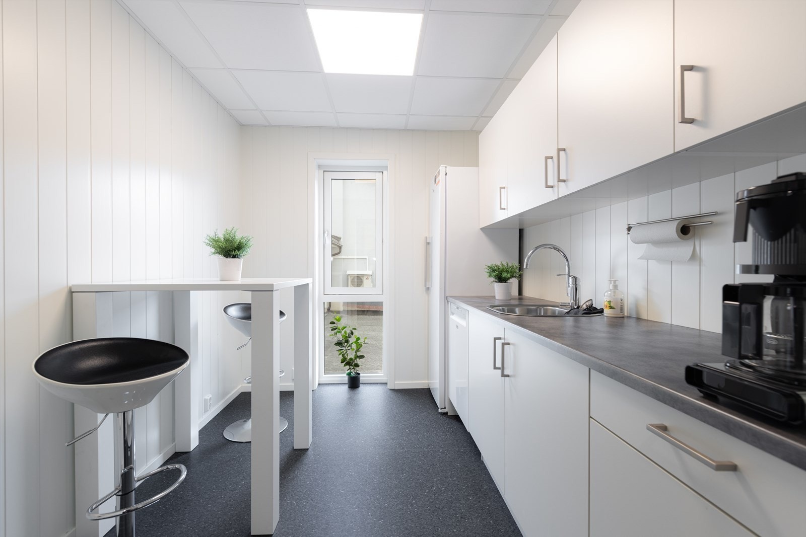 I tillegg er det koselig kjøkkenkrok med belegg på gulv og mdf på vegg. Galleribilde