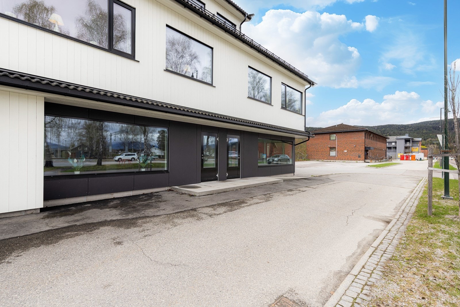 Lokalene i 1.etg har gode vindusflater som slipper rikelig med lys inn; perfekt for utstilling for forbipasserende. Galleribilde