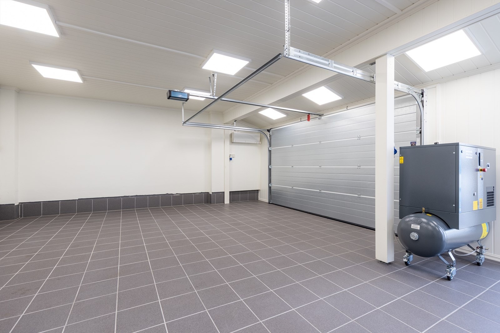 Rommet har fliser på gulv og mdf på vegg. Galleribilde