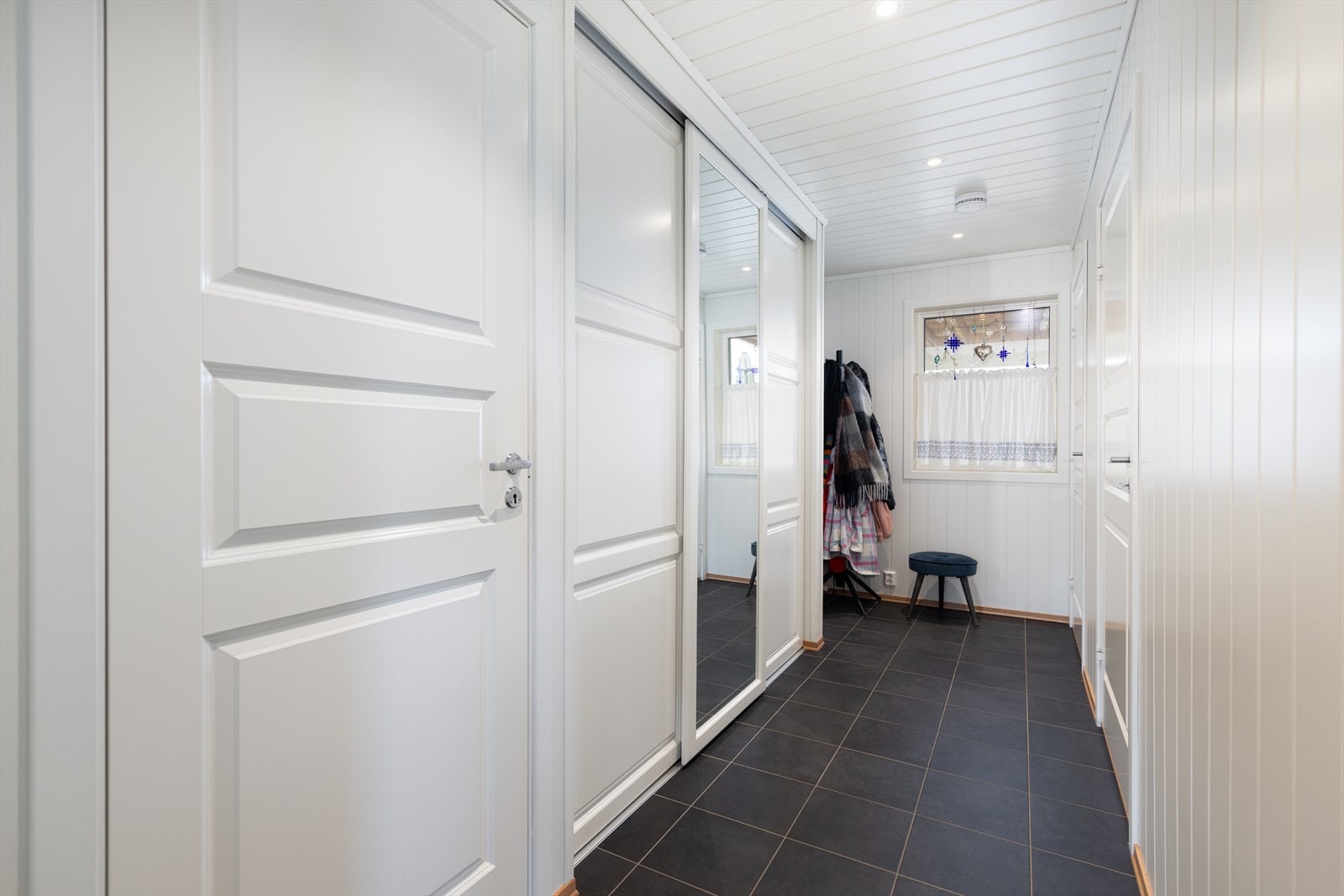I entre er det skyvedørsgarderobe med en speildør, hvor det er god plass for sko og yttertøy. Galleribilde