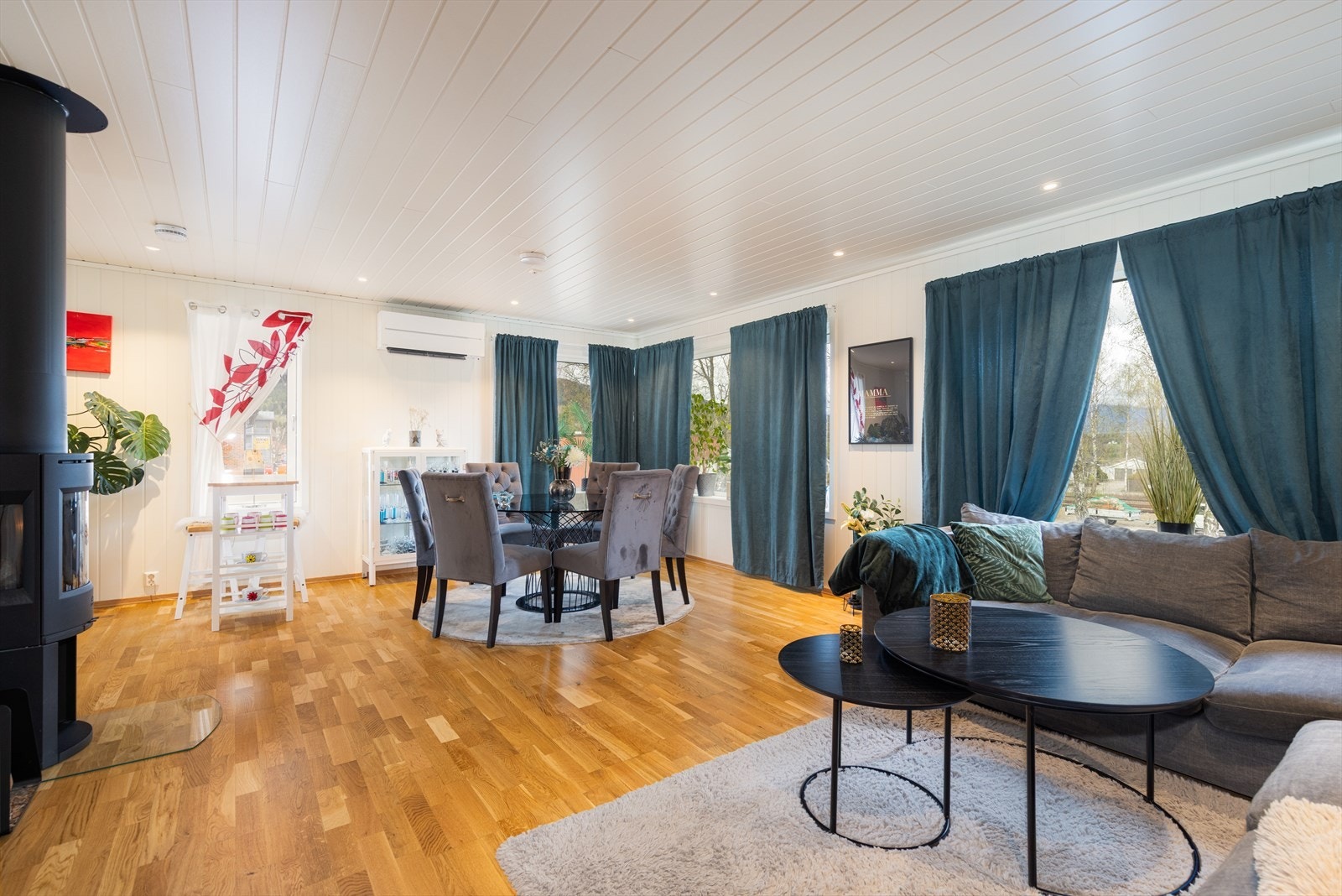 Romslig stue med peisovn for lun varme vinterstid. Det er også montert varmepumpe. Galleribilde