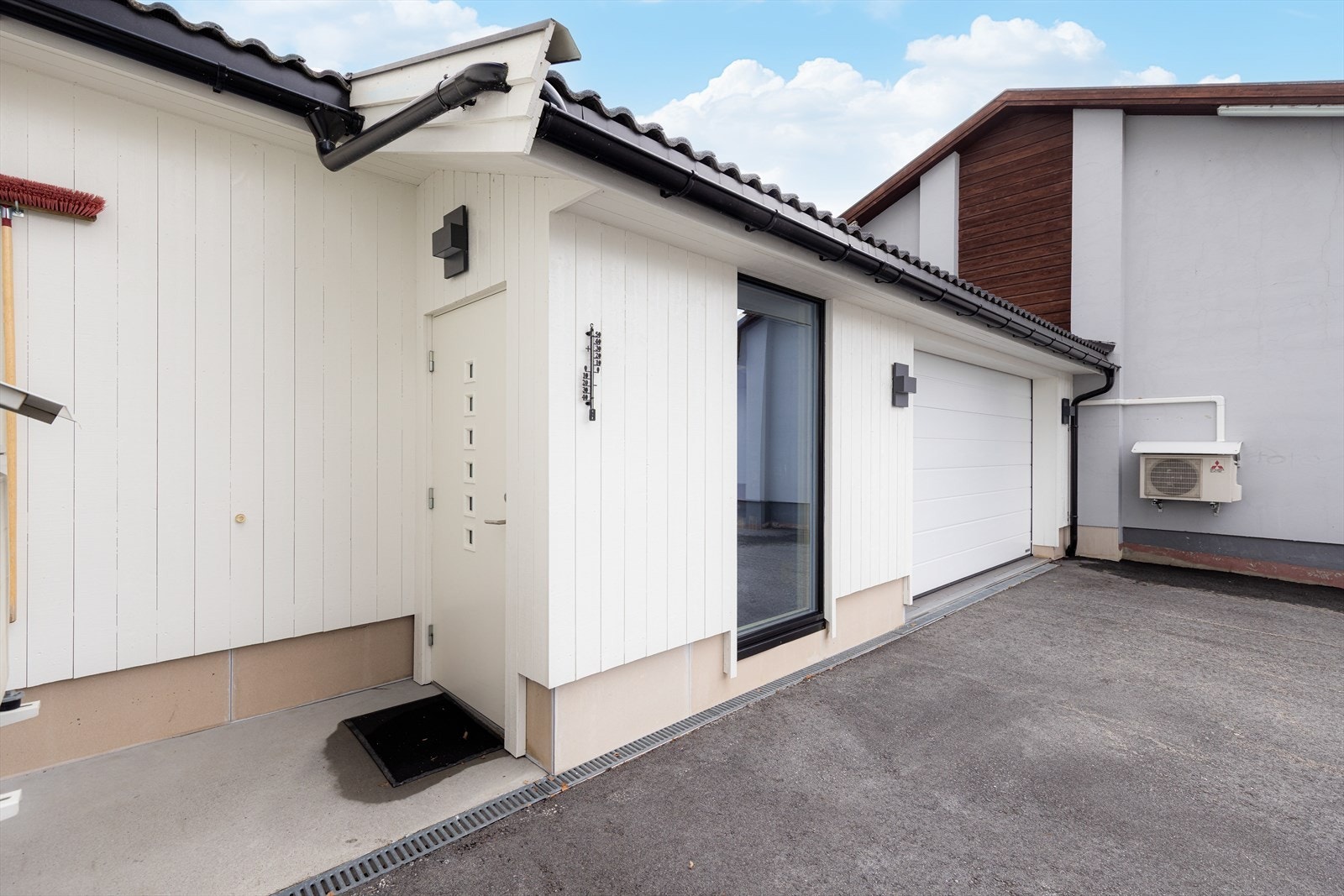 Boder i 2.etg er innredet og omgjort til del av vaskerom uten at dette er søkt om. Kjøkken, gang og bad i næringslokalene, samt toalettrom i garasje, er innredet og omgjort uten at dette er søkt om og uten at nødvendig godkjennelse er gitt av kommunen. Galleribilde