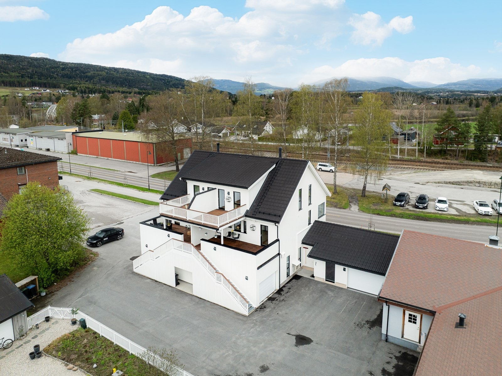 Nyere bygd og sentral kombinasjonseiendom med 2 flotte leiligheter, to butikklokaler, garasjer mm, sentralt på Gvarv. Galleribilde