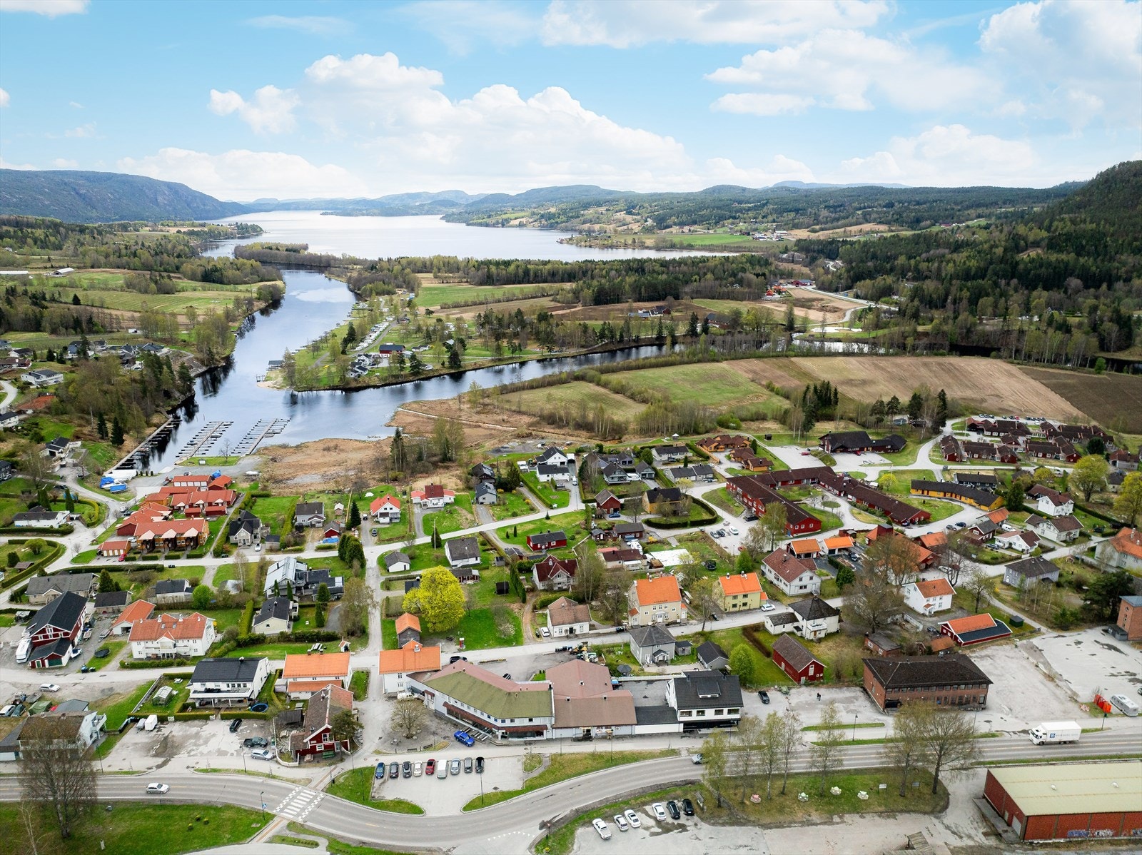 Området har også nærhet til flotte badeplasser og gode fiskemuligheter i idylliske Norsjø. Galleribilde