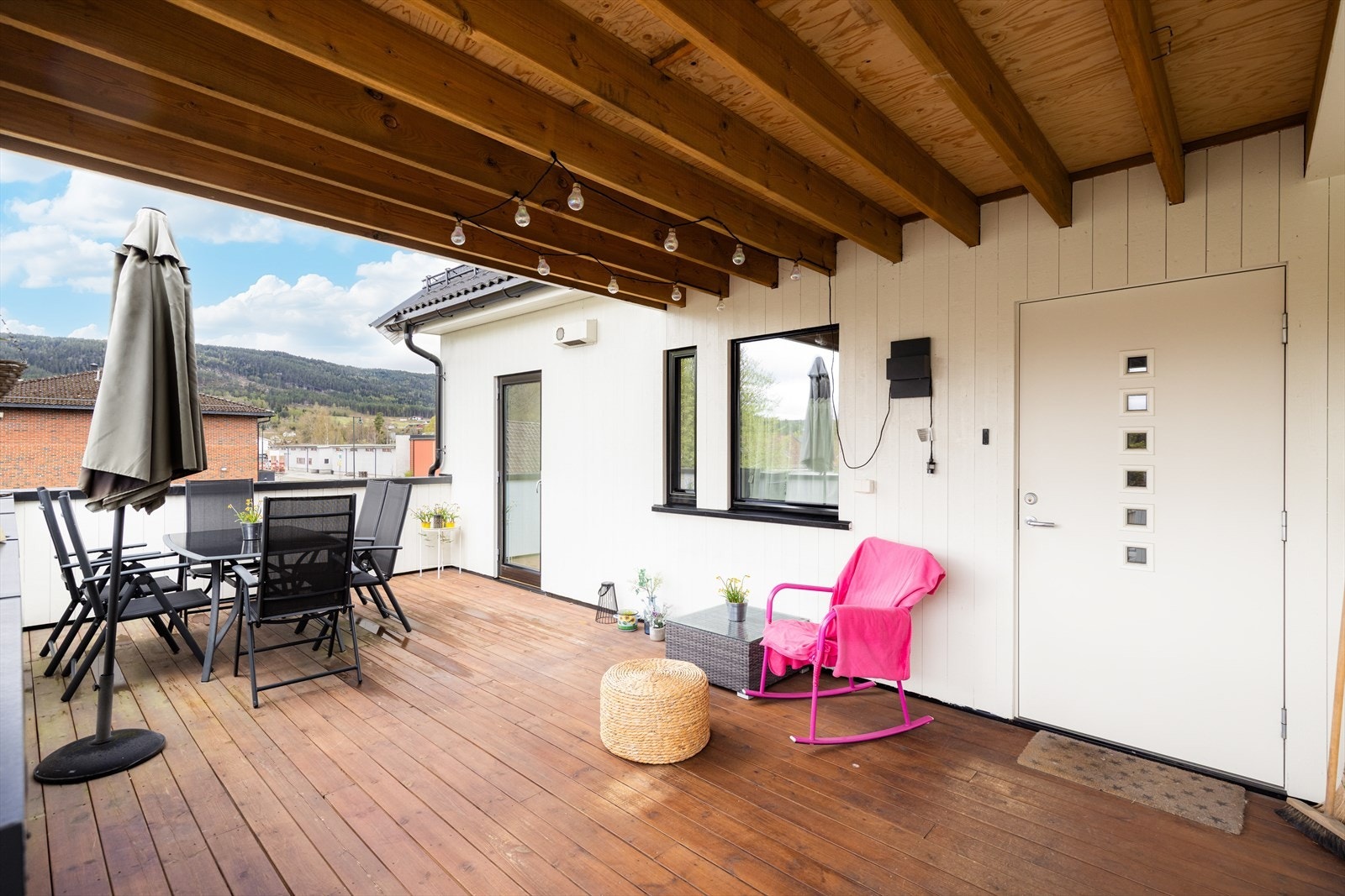 Fra gårdsplassen er det trapp på to sider opp til begge leilighetenes inngangspartier. Galleribilde