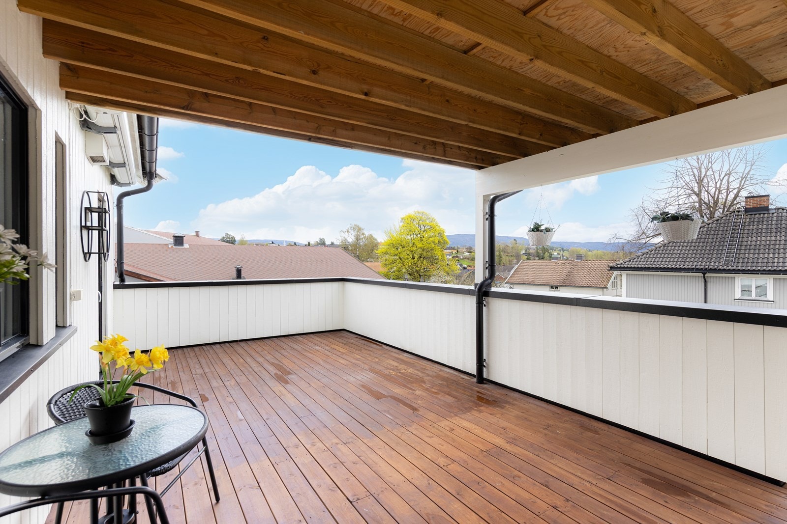 Det er plass til både sittegruppe og blomsterpotter. Galleribilde