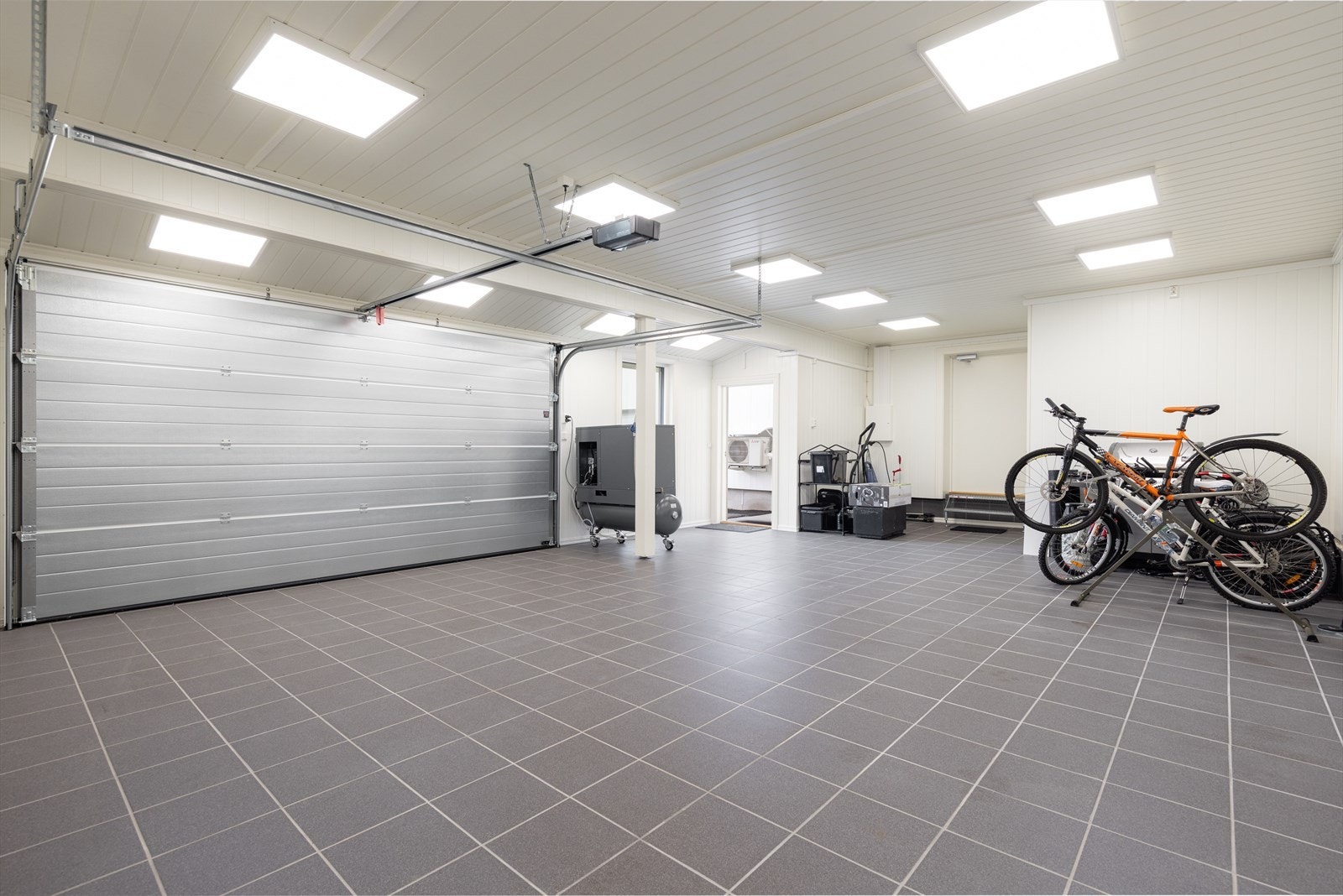 Verkstedet har stor garasjeport. Det er montert varmepumpe. Galleribilde