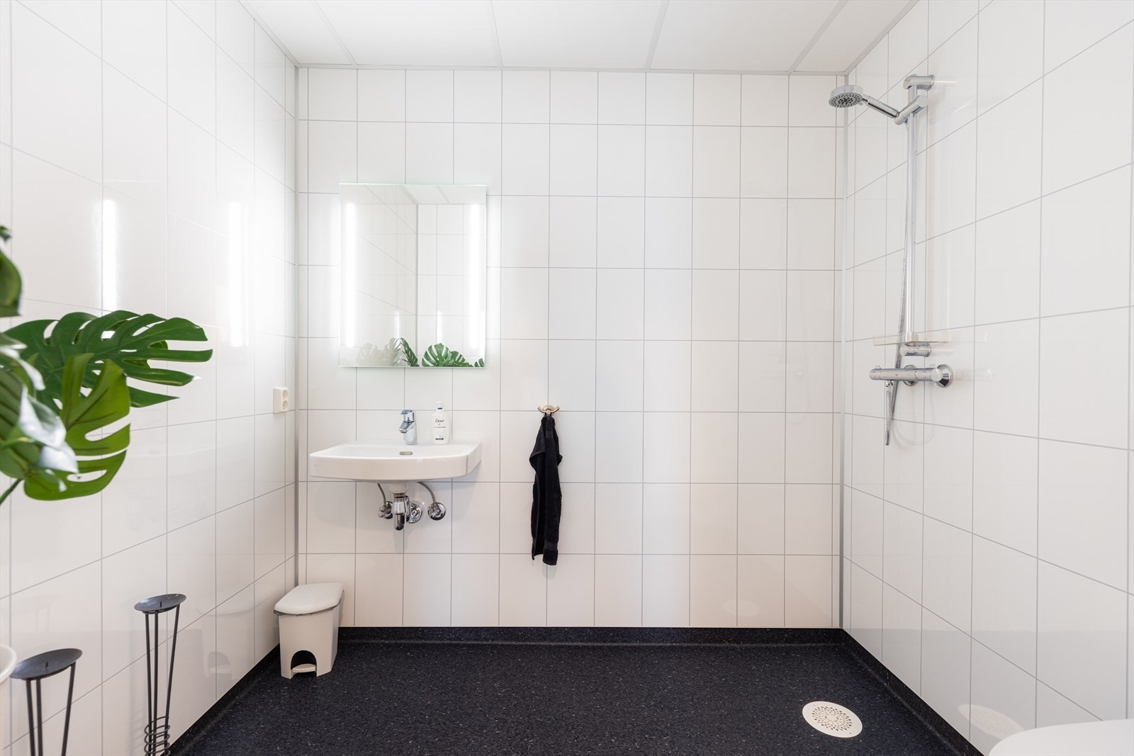 Toalettrom med fliser på gulv og mdf på vegg. Galleribilde