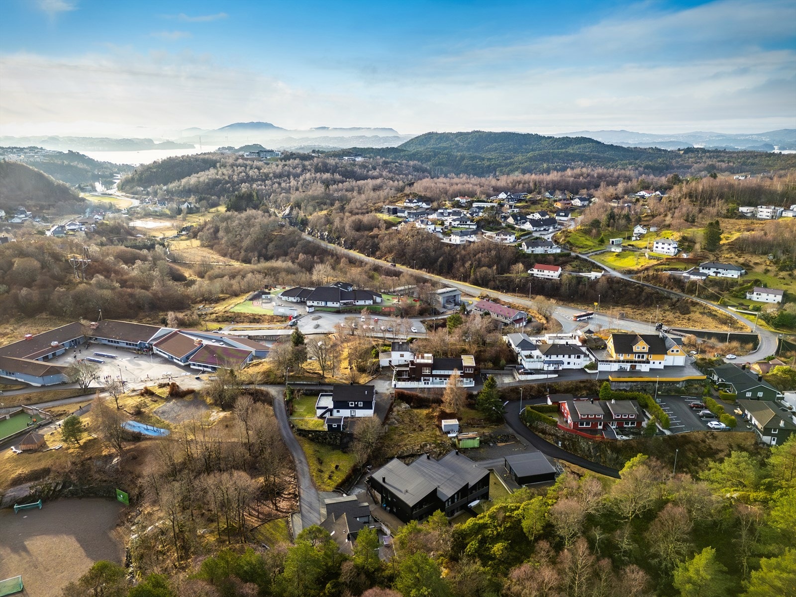 - Videre er det ca. 20 minutters kjøring til Bergen sentrum. Kort vei til hurtigbåten til sentrum med en overfartstid på ca. 12 minutter - Galleribilde