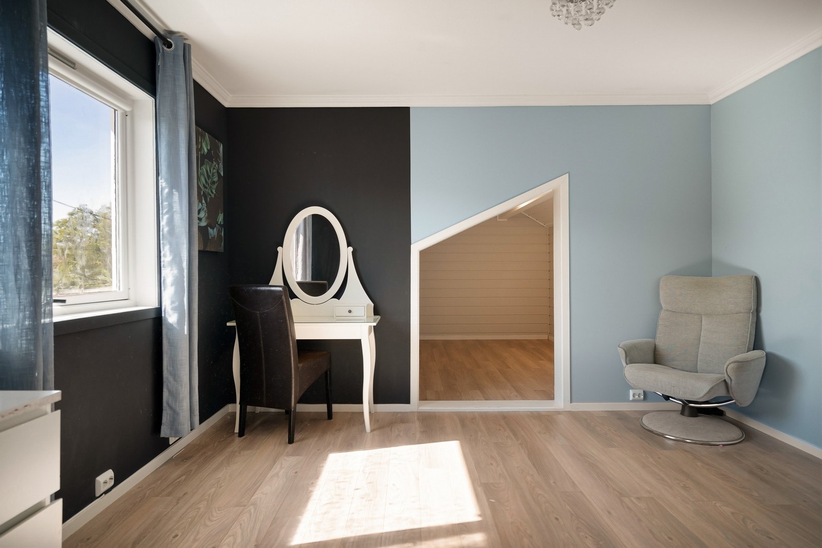 Soverom 2 (registrert som lekerom) med disponibelt rom innenfor Galleribilde